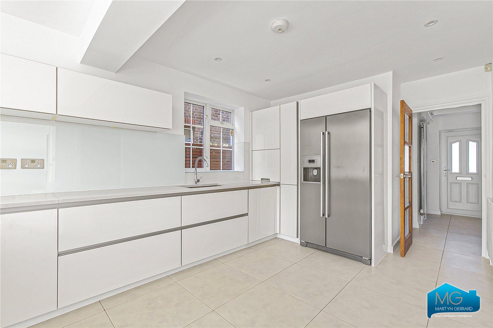 3 bedroom Semi-Detached House to rent - Martyn Gerrard