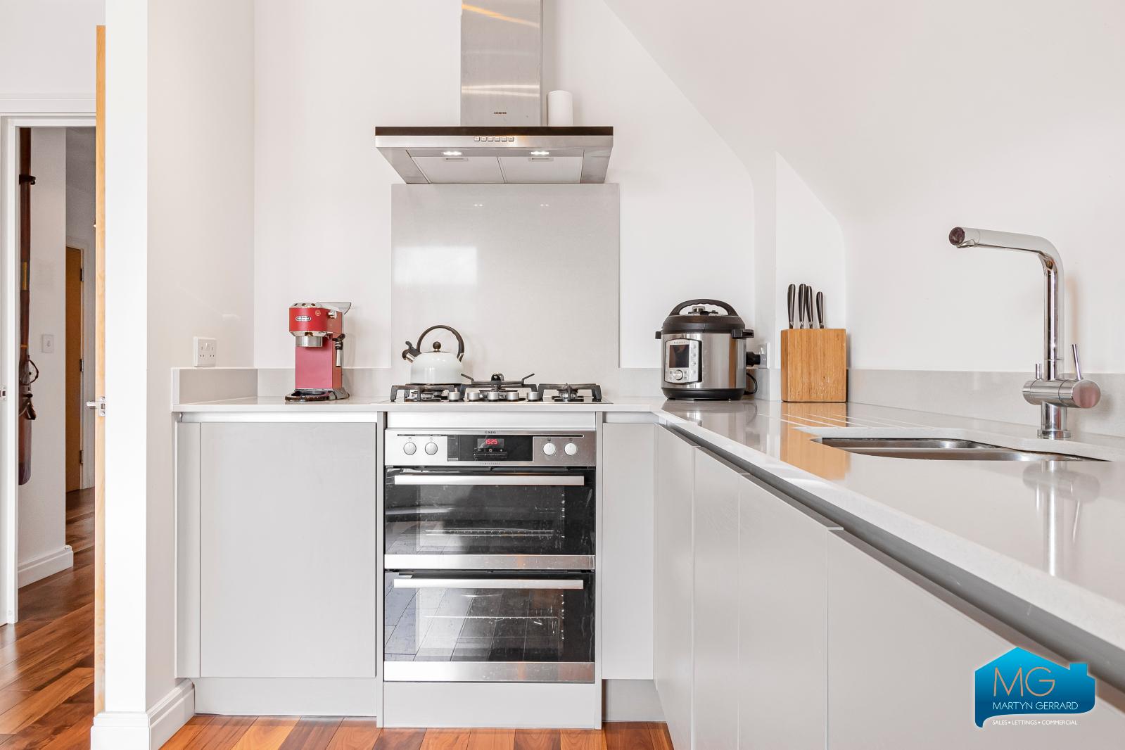 2 bedroom Apartment to rent - Martyn Gerrard