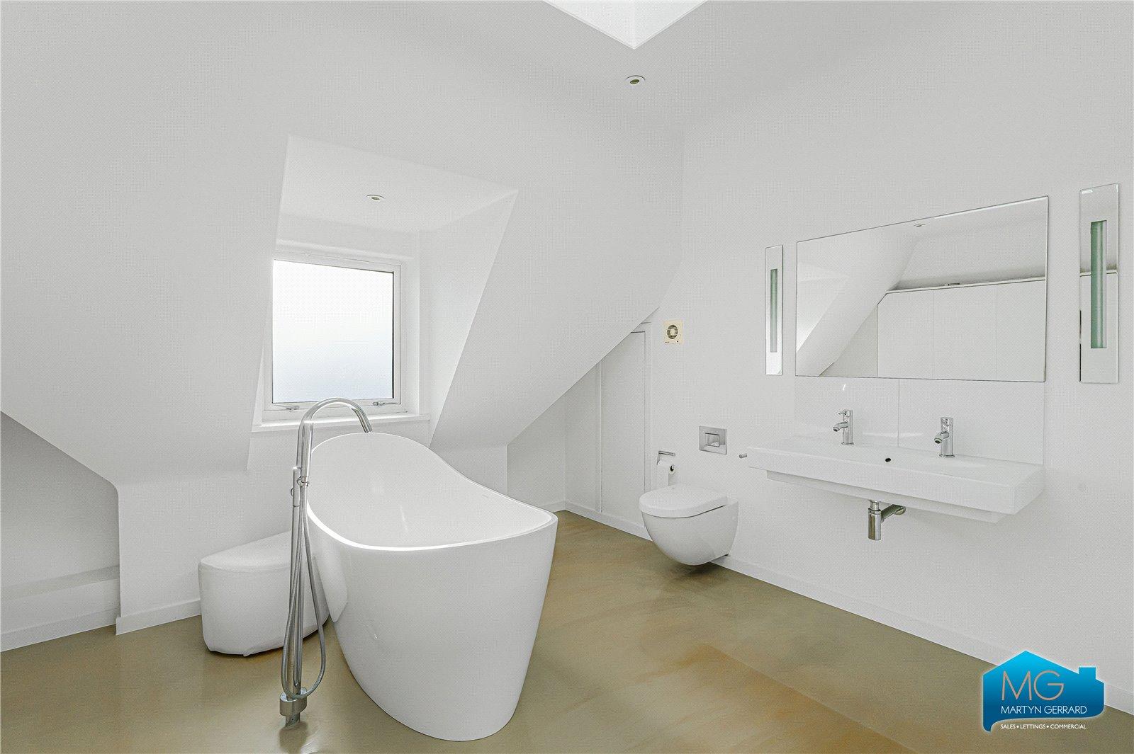 5 bedroom Detached House to rent - Martyn Gerrard