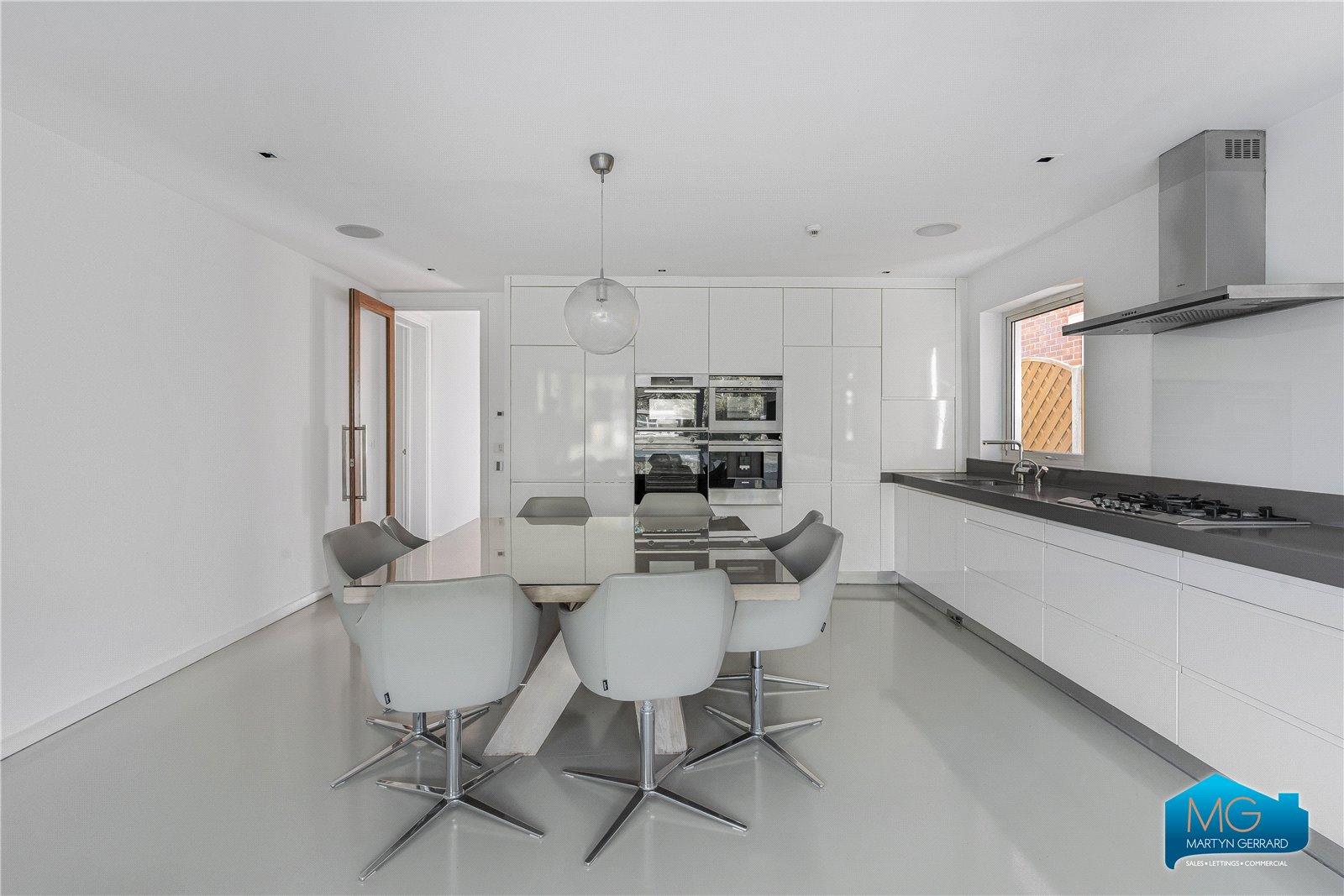 5 bedroom Detached House to rent - Martyn Gerrard