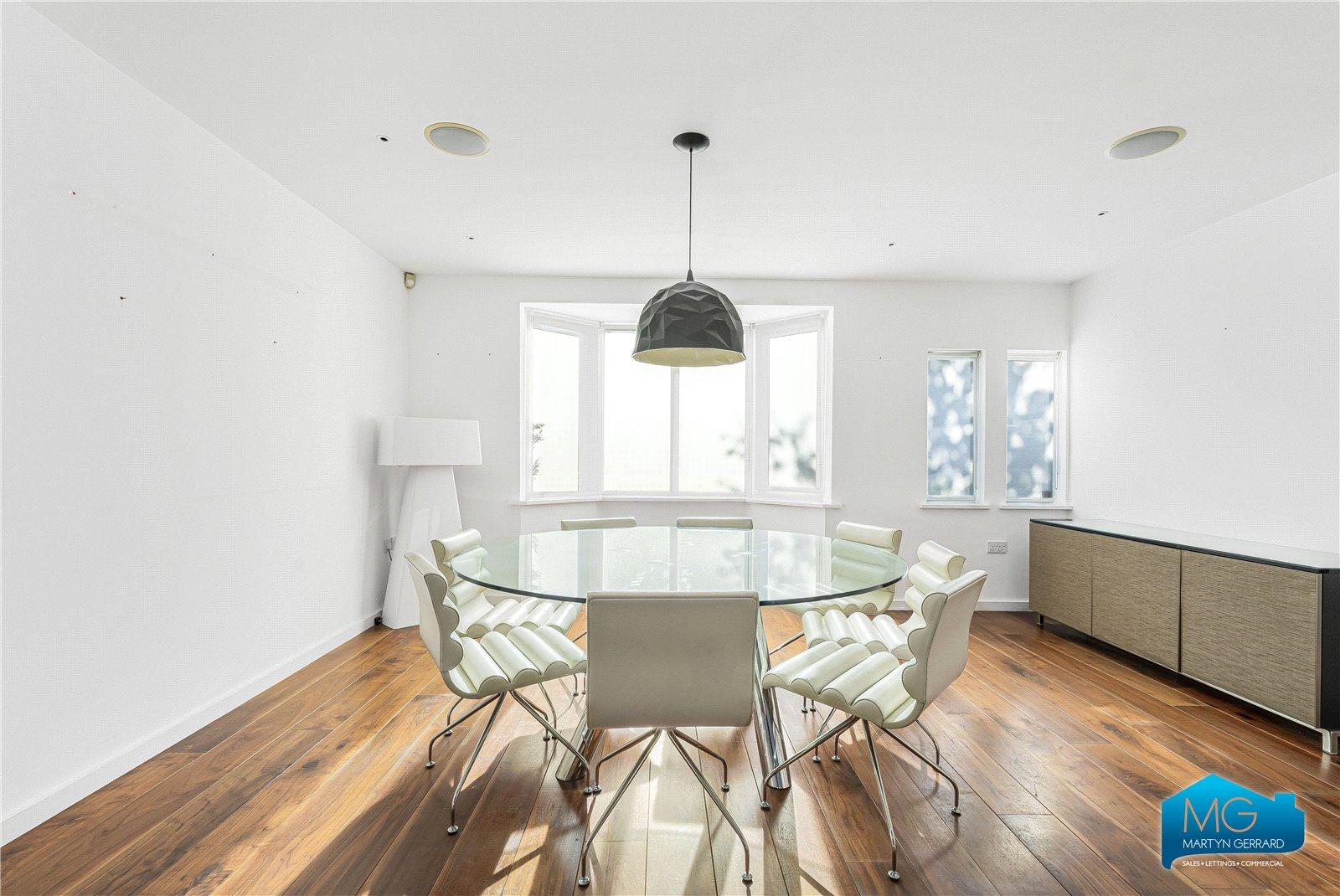 5 bedroom Detached House to rent - Martyn Gerrard