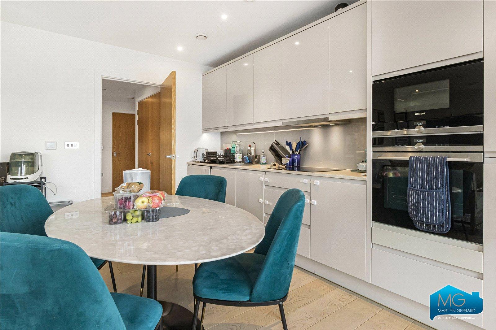 2 bedroom Apartment to rent - Martyn Gerrard