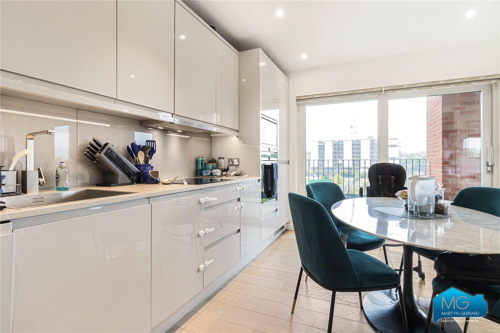 2 bedroom Apartment to rent - Martyn Gerrard