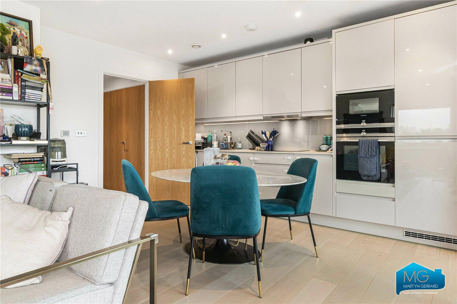 2 bedroom Apartment to rent - Martyn Gerrard