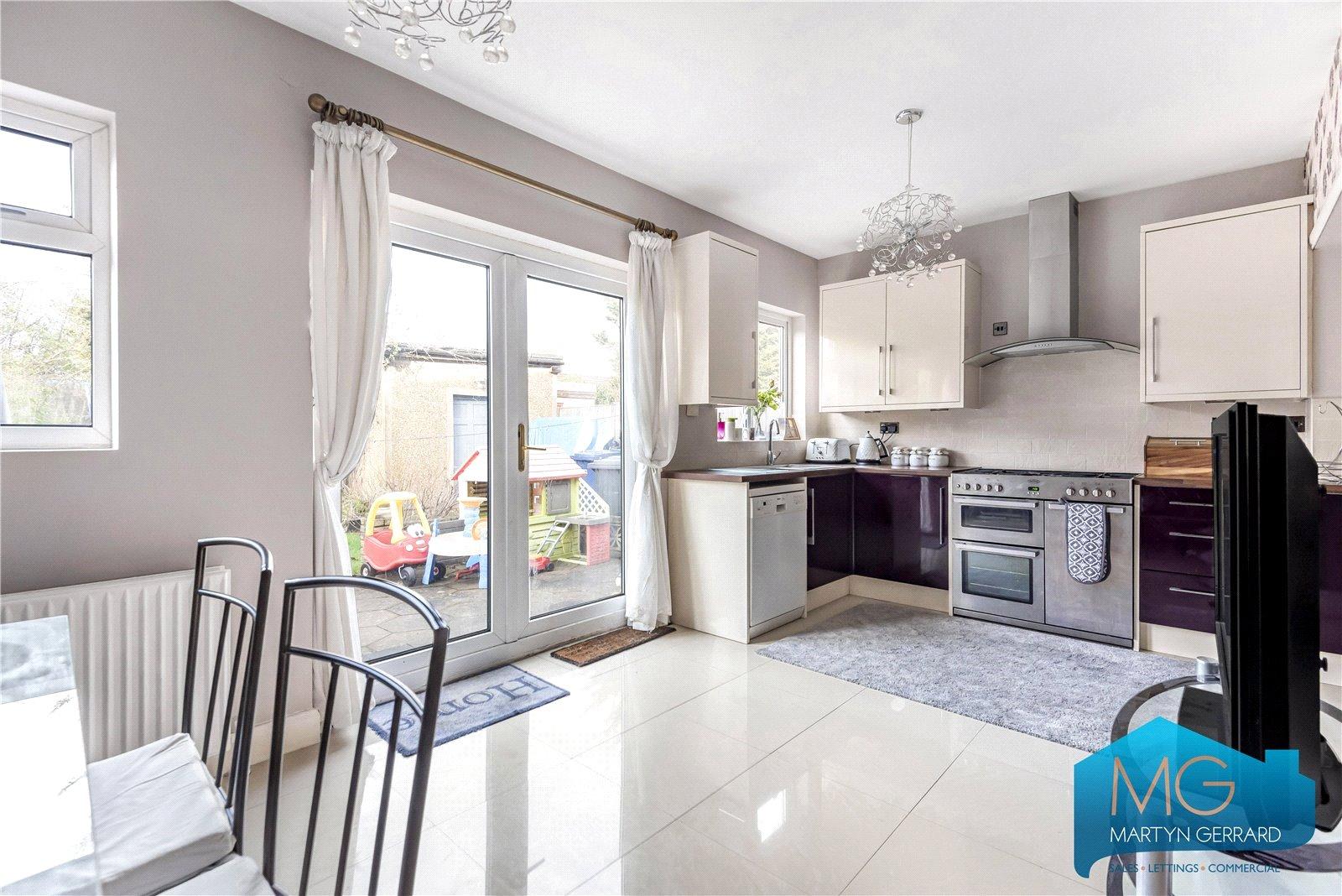 3 bedroom Semi-Detached House to rent - Martyn Gerrard