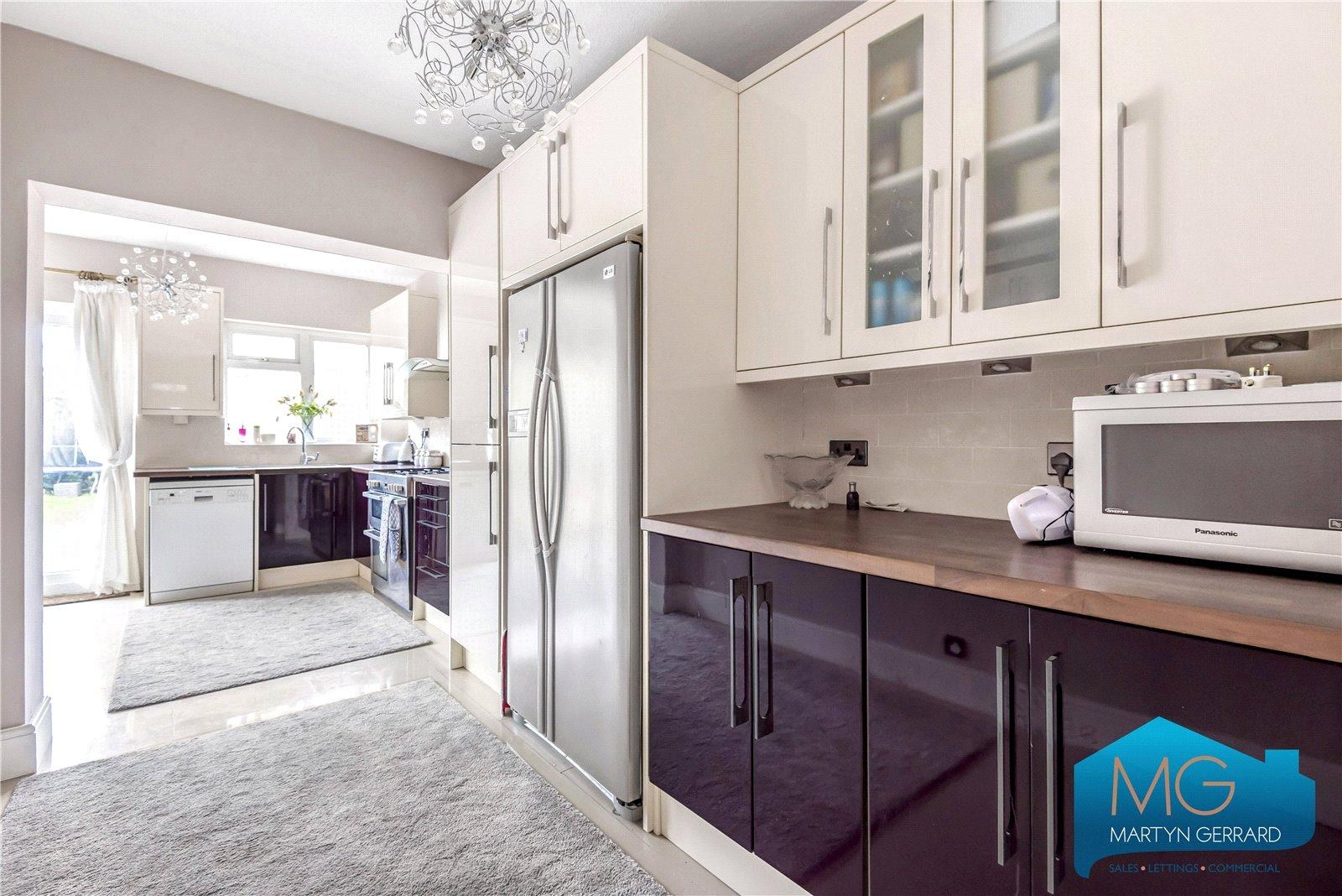 3 bedroom Semi-Detached House to rent - Martyn Gerrard