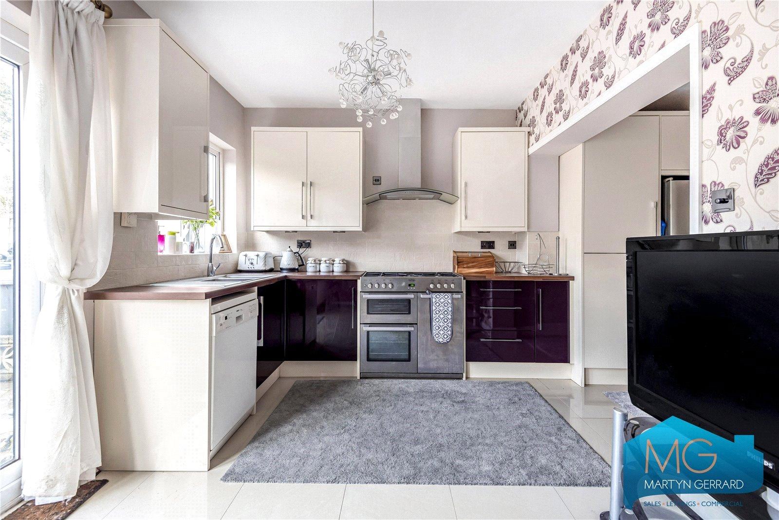 3 bedroom Semi-Detached House to rent - Martyn Gerrard