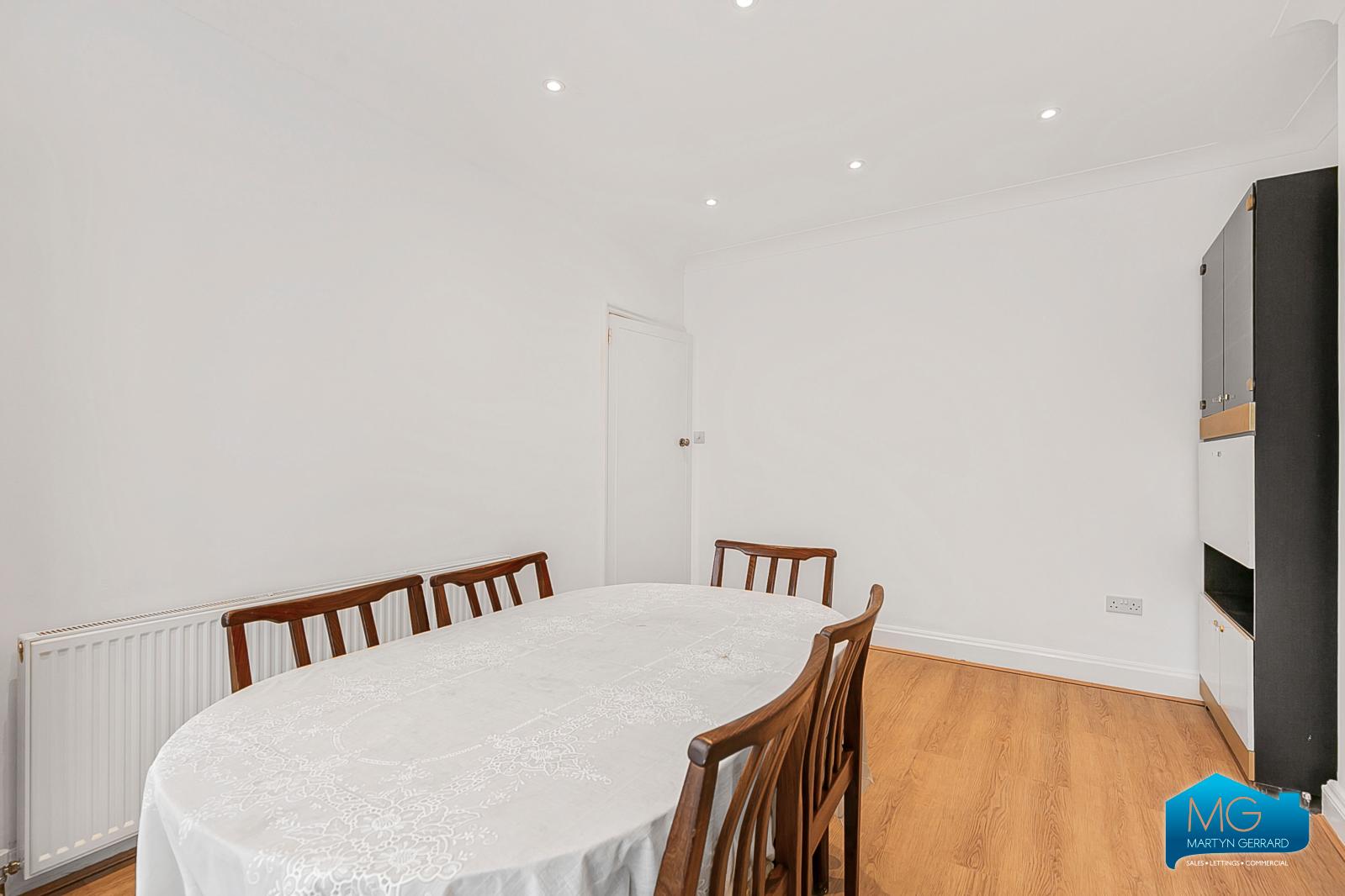 3 bedroom Semi-Detached House to rent - Martyn Gerrard