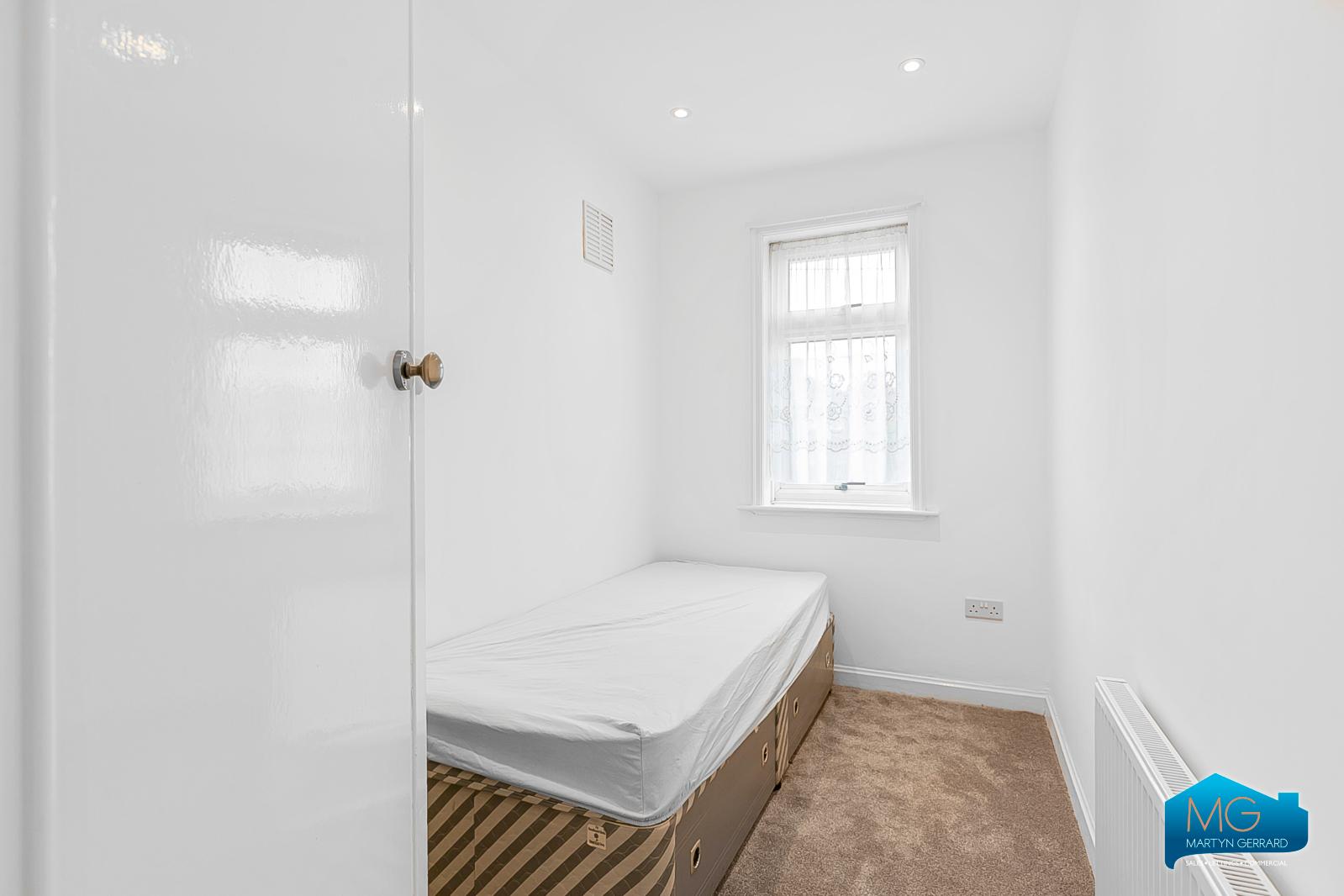 3 bedroom Semi-Detached House to rent - Martyn Gerrard