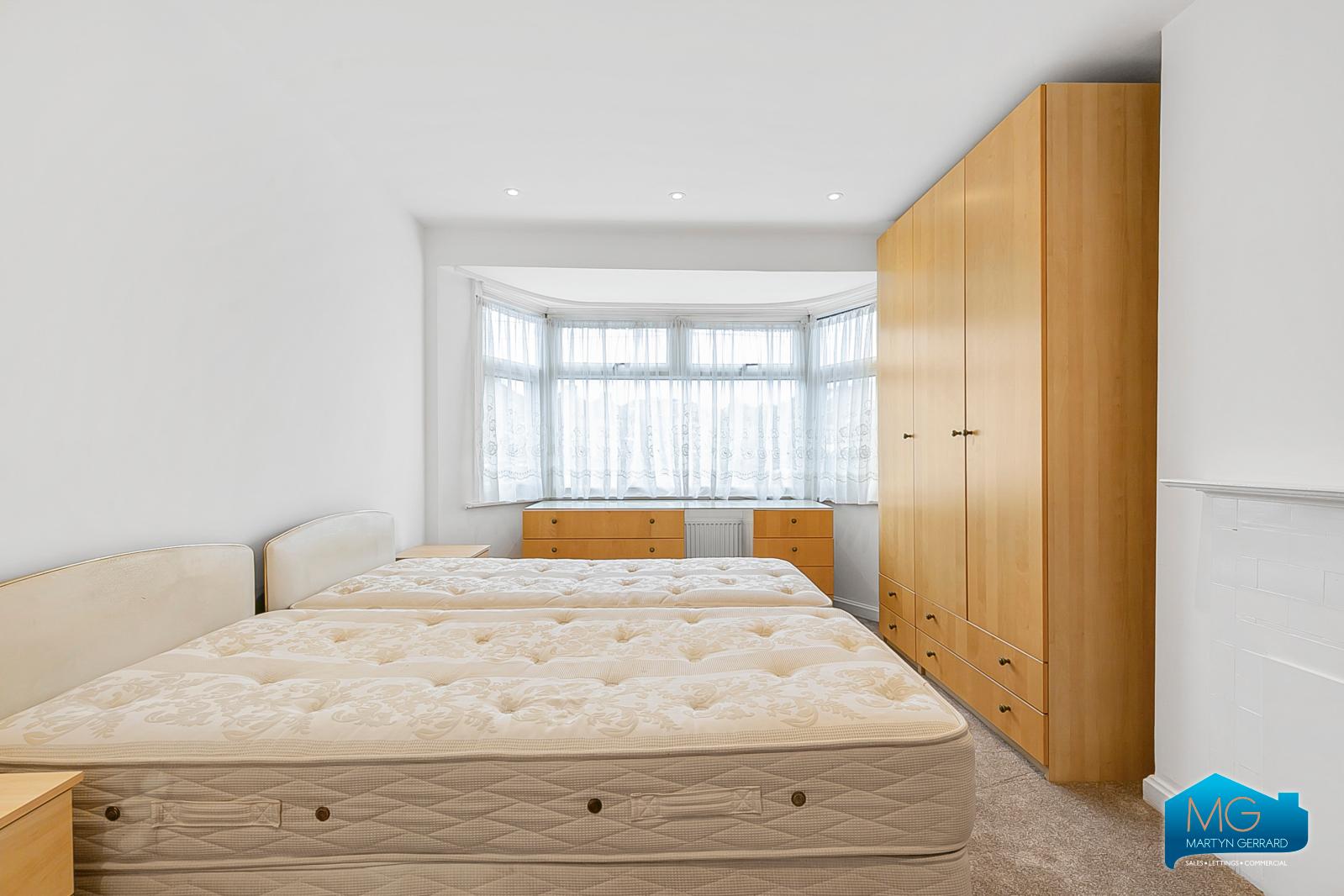3 bedroom Semi-Detached House to rent - Martyn Gerrard