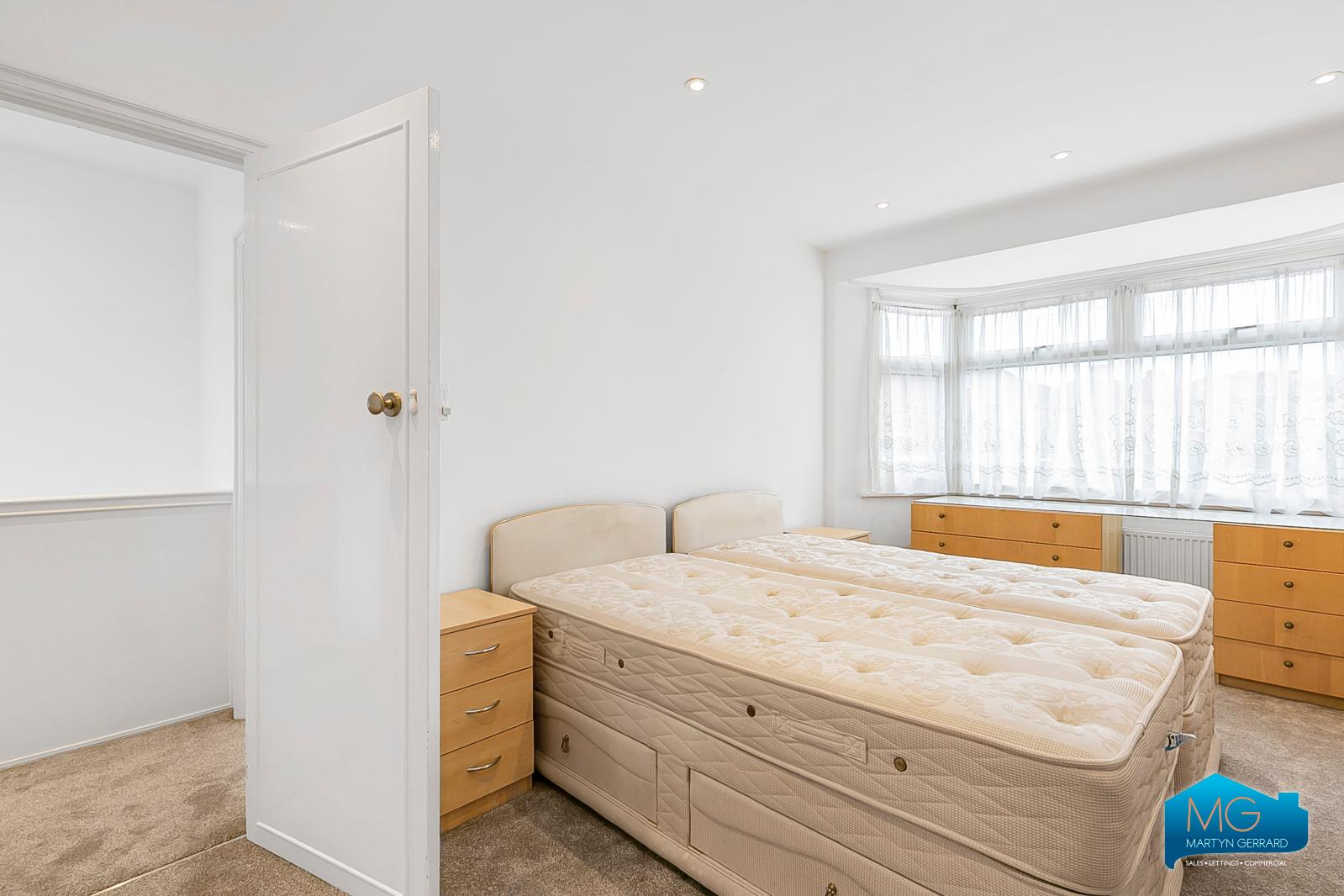 3 bedroom Semi-Detached House to rent - Martyn Gerrard