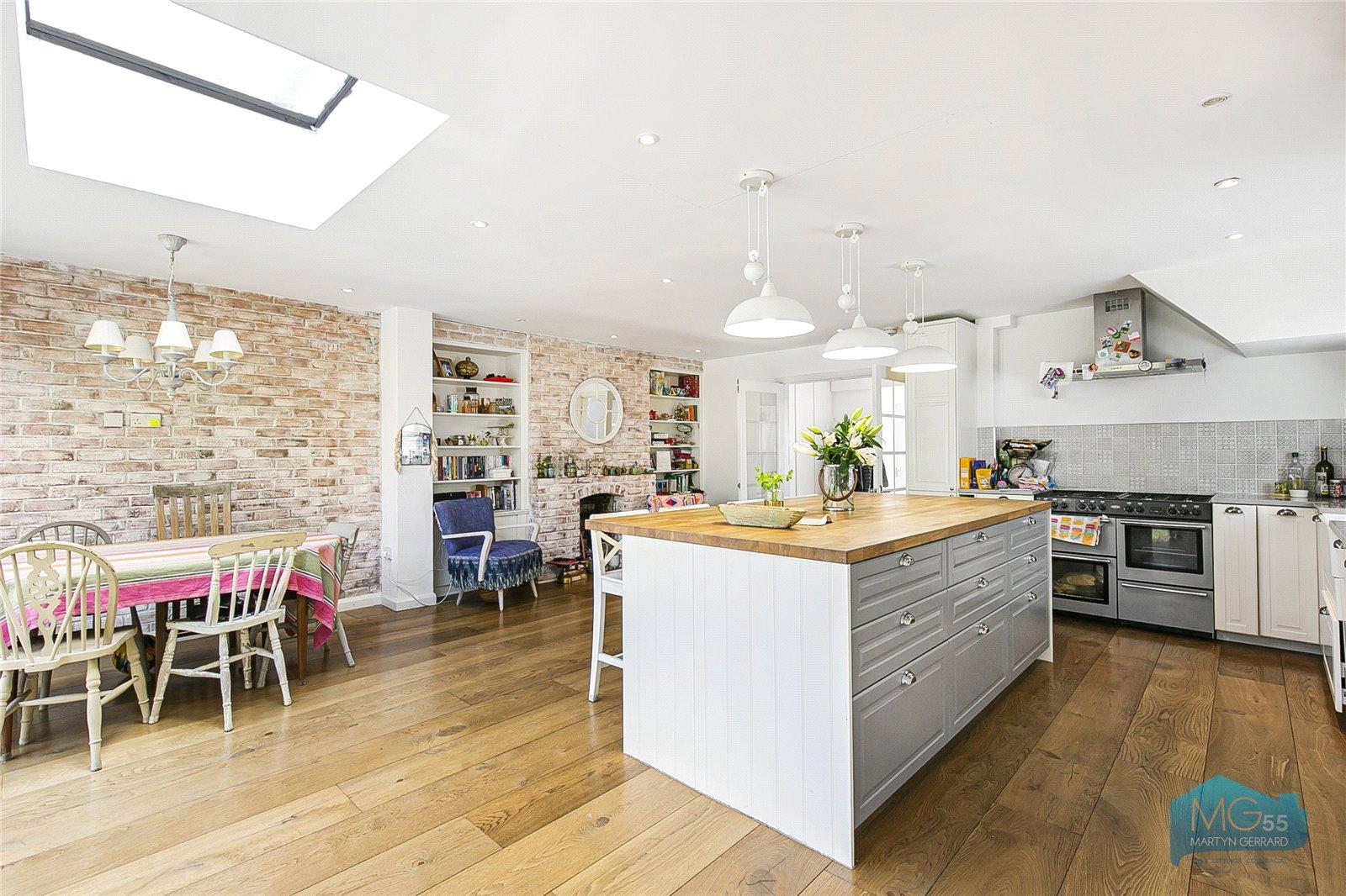 4 bedroom Semi-Detached House to rent - Martyn Gerrard