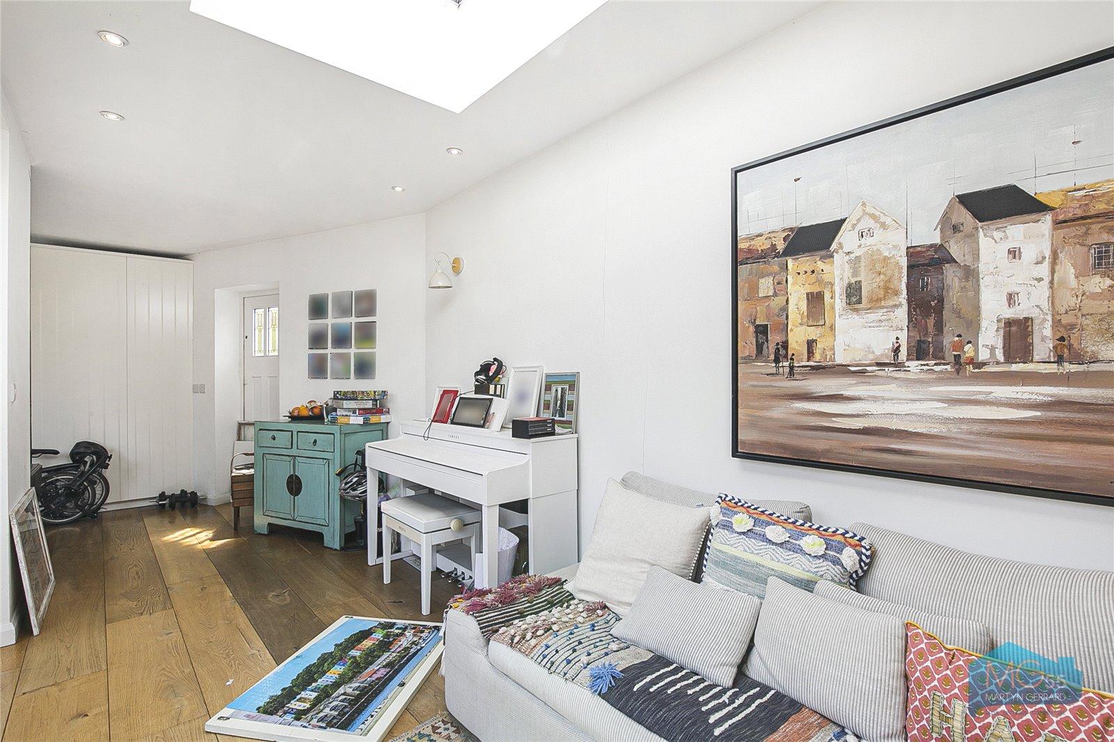 4 bedroom Semi-Detached House to rent - Martyn Gerrard