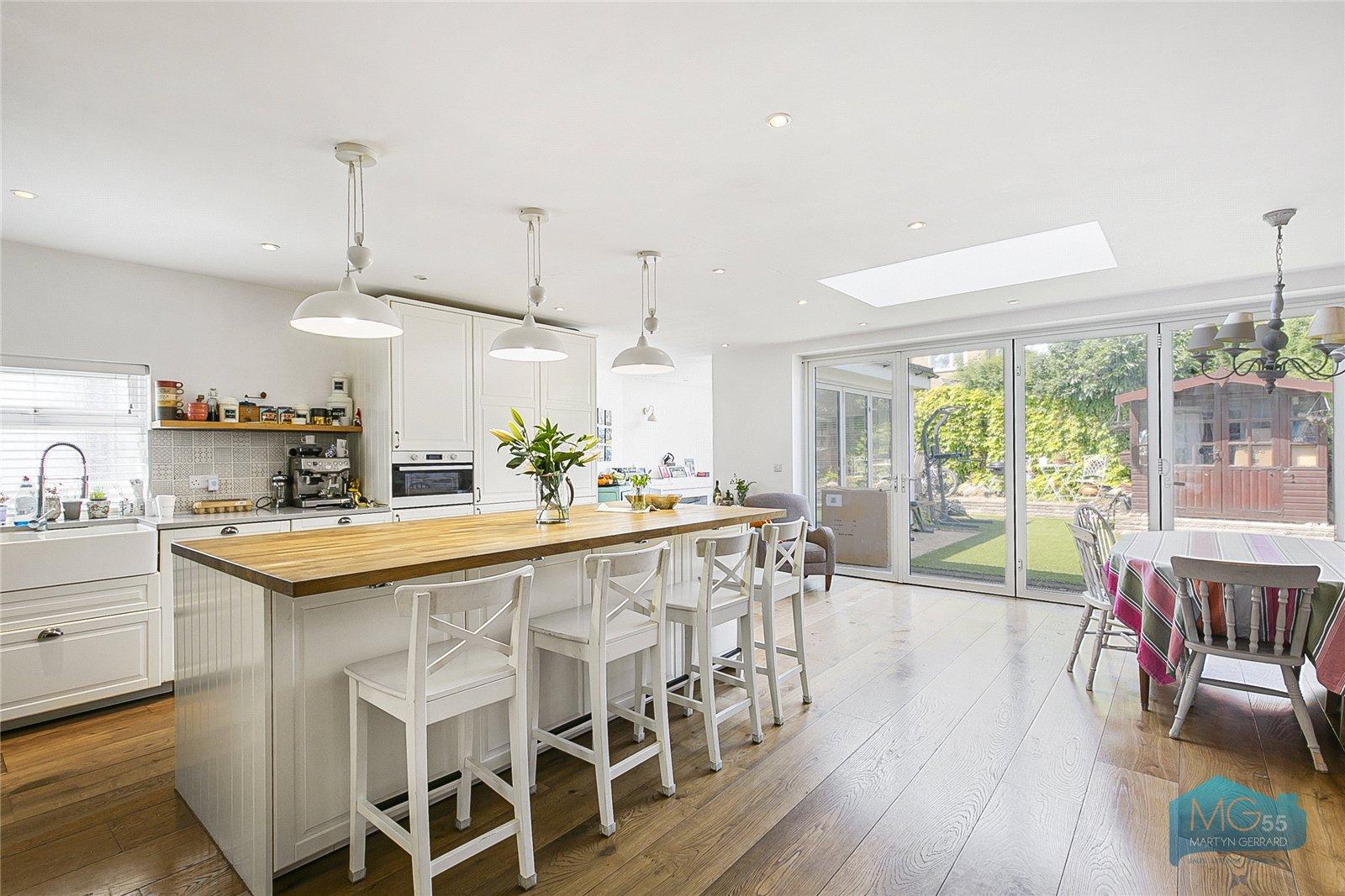 4 bedroom Semi-Detached House to rent - Martyn Gerrard