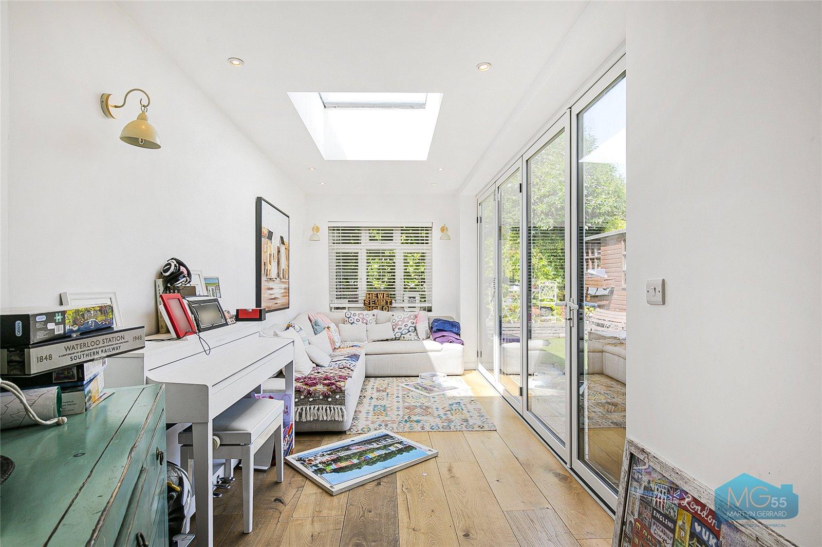 4 bedroom Semi-Detached House to rent - Martyn Gerrard