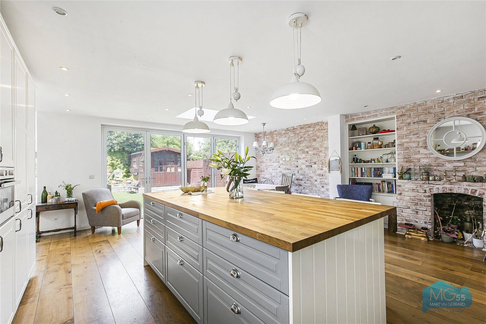 4 bedroom Semi-Detached House to rent - Martyn Gerrard