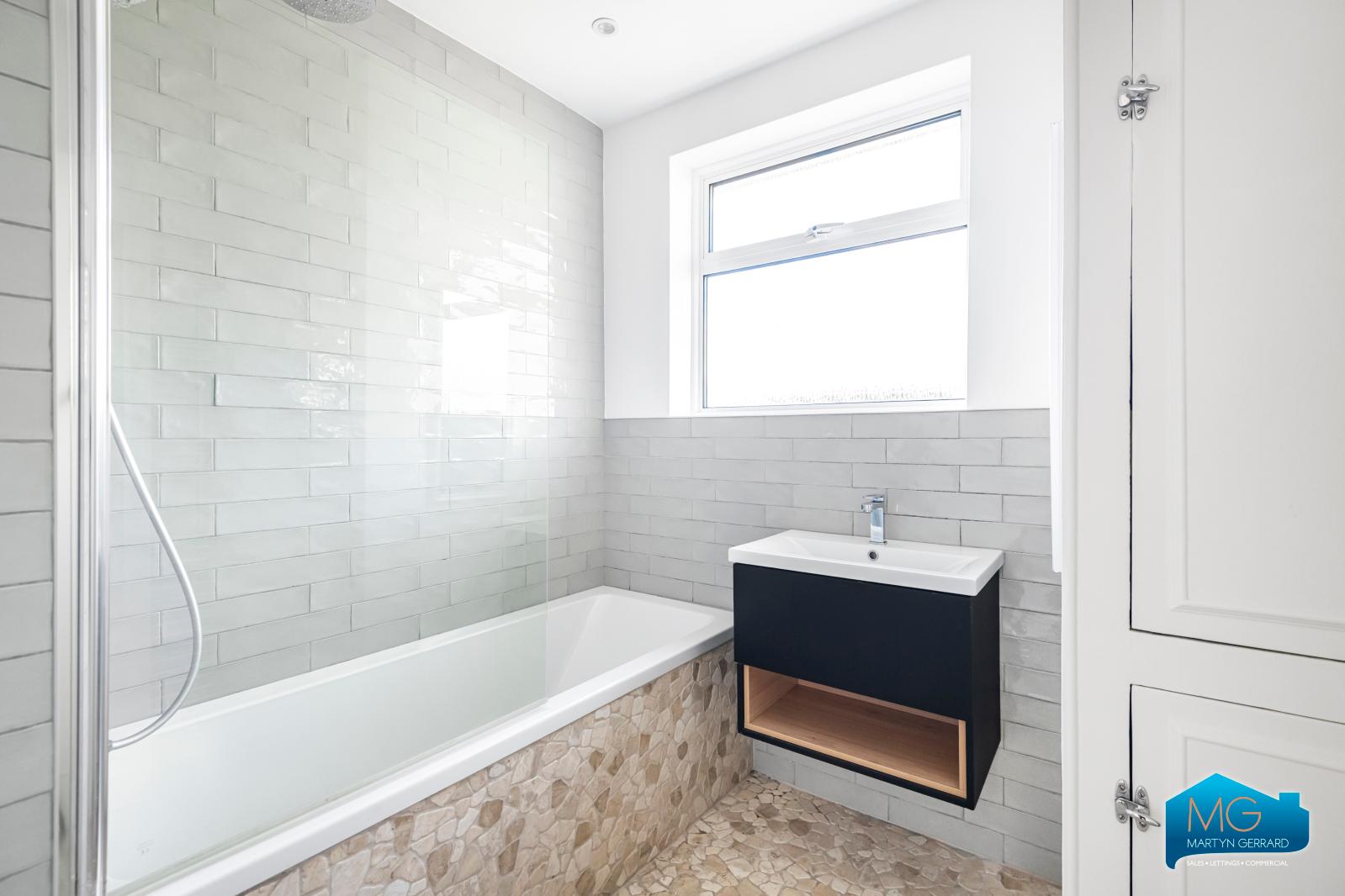 3 bedroom Semi-Detached House to rent - Martyn Gerrard
