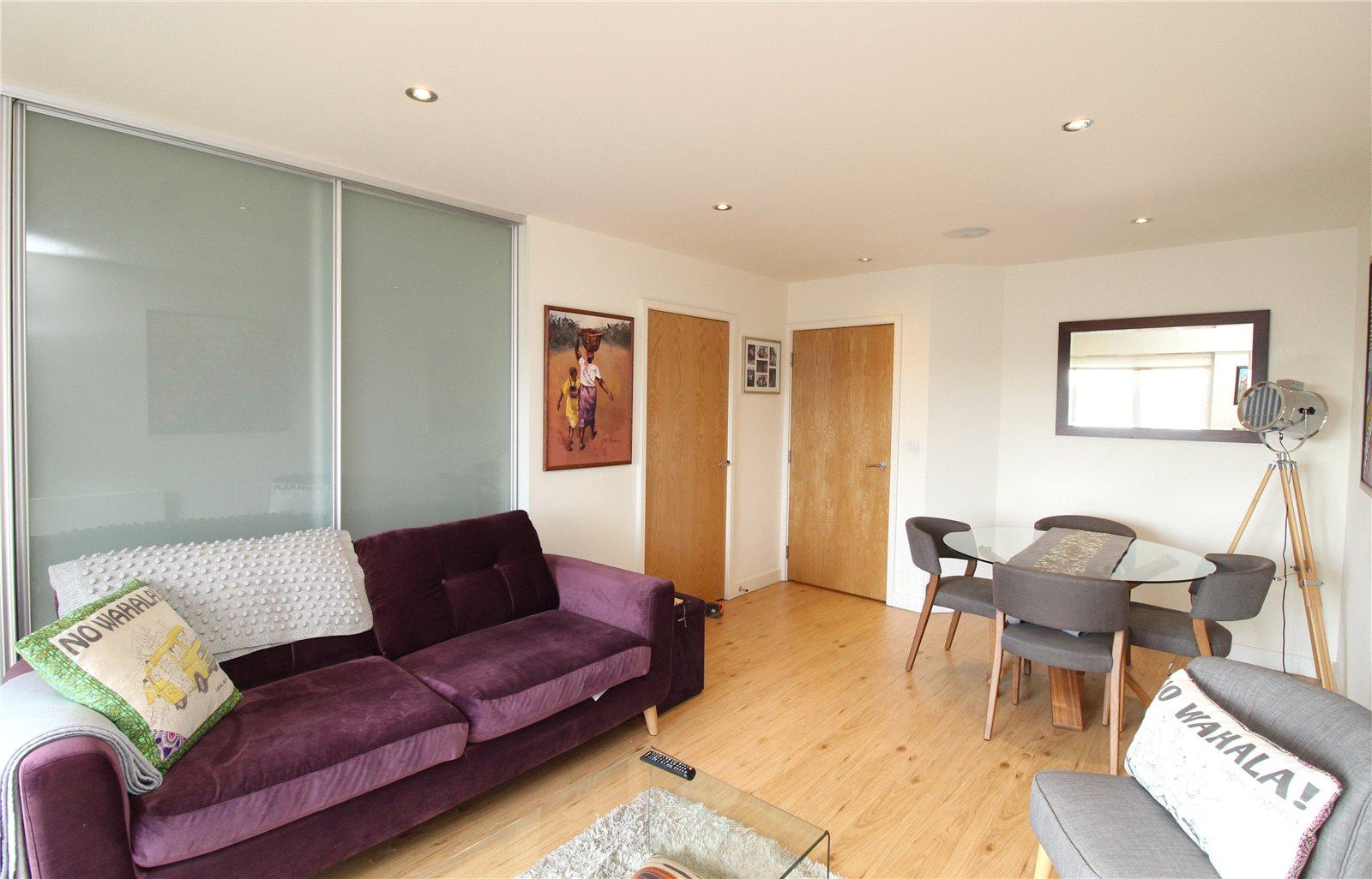 2 bedroom Apartment to rent - Martyn Gerrard