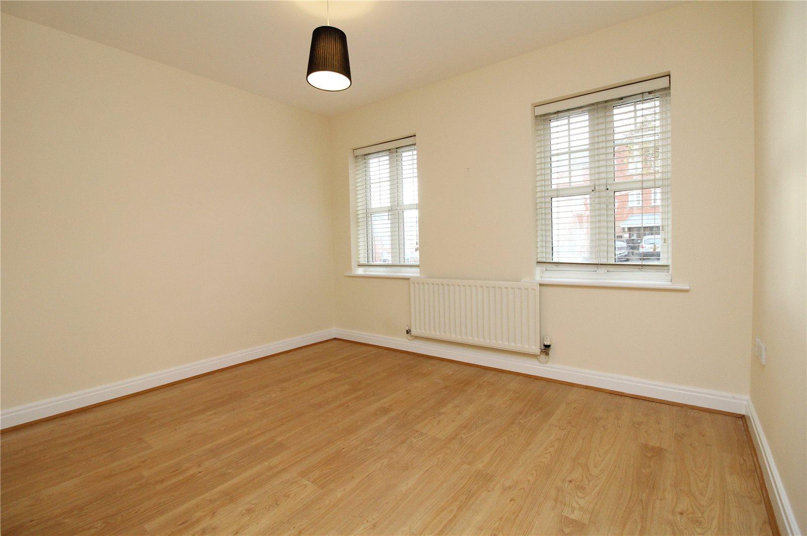 2 bedroom Ground Floor Flat to rent - Martyn Gerrard
