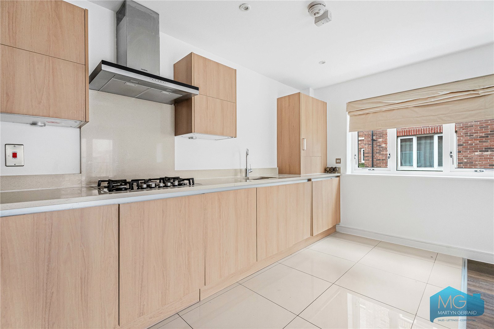 2 bedroom Ground Floor Flat to rent - Martyn Gerrard