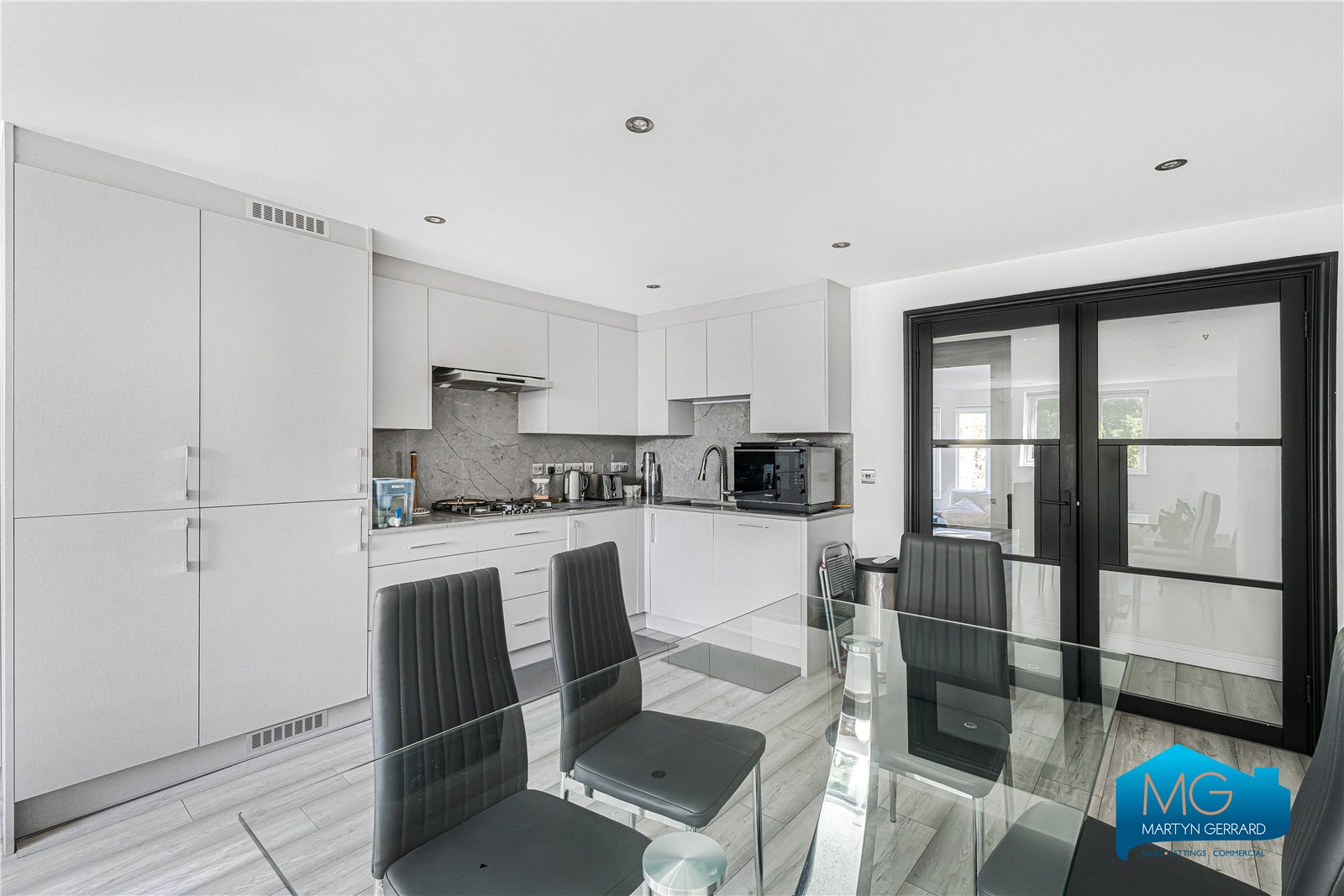 3 bedroom Apartment to rent - Martyn Gerrard