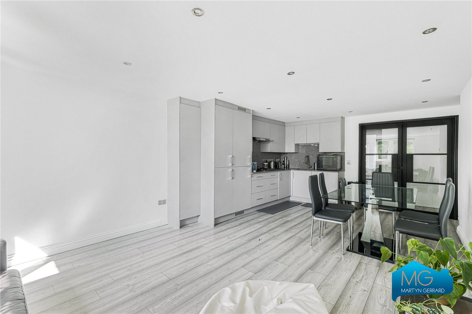 3 bedroom Apartment to rent - Martyn Gerrard