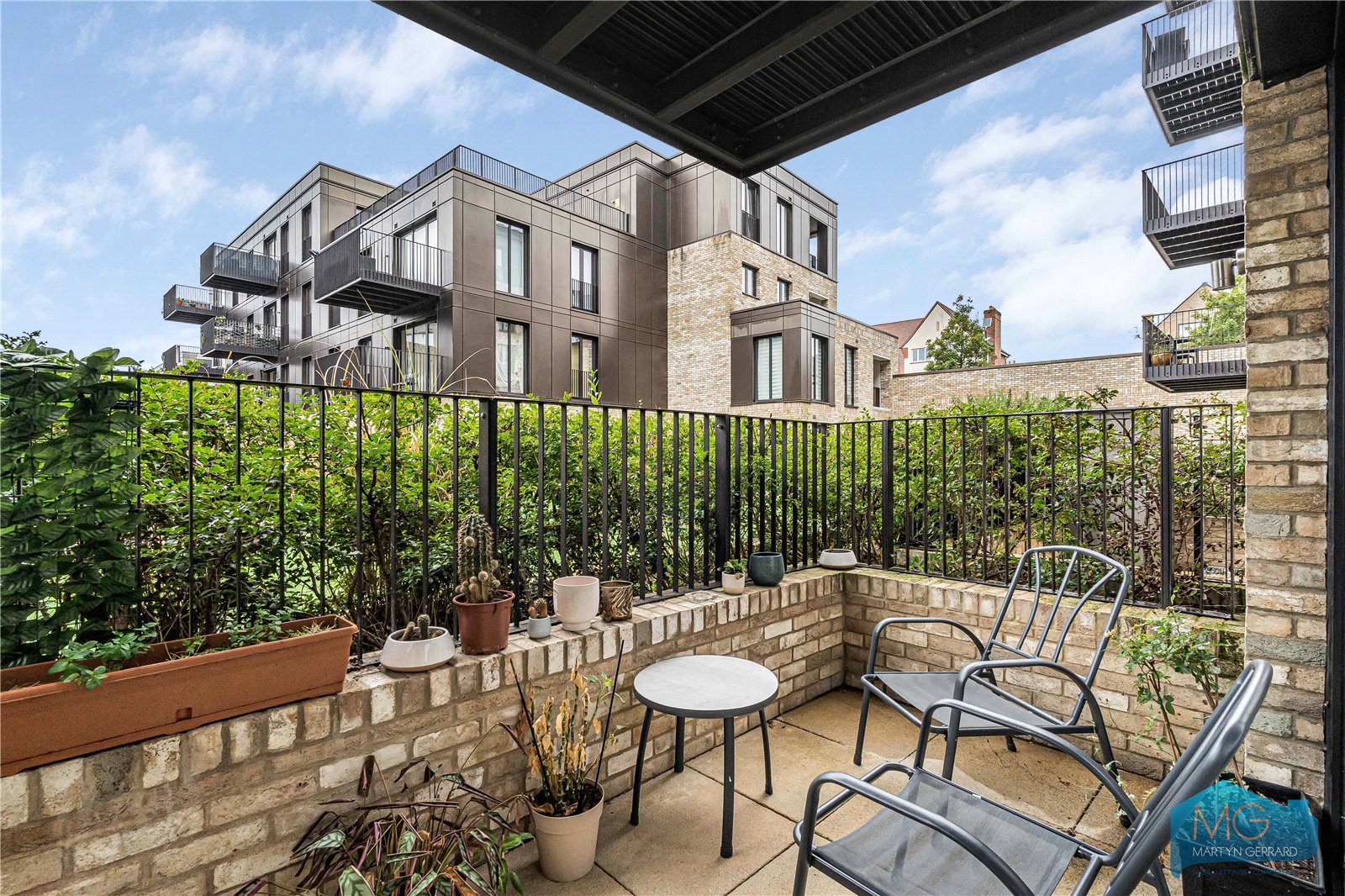 2 bedroom Apartment for sale - Martyn Gerrard