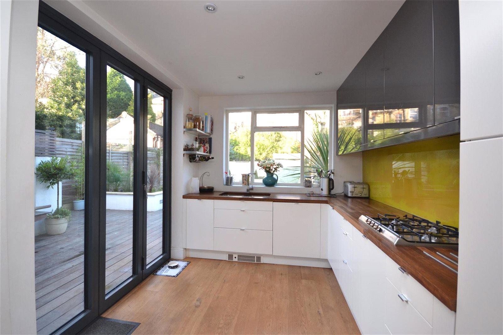3 bedroom Semi-Detached House to rent - Martyn Gerrard