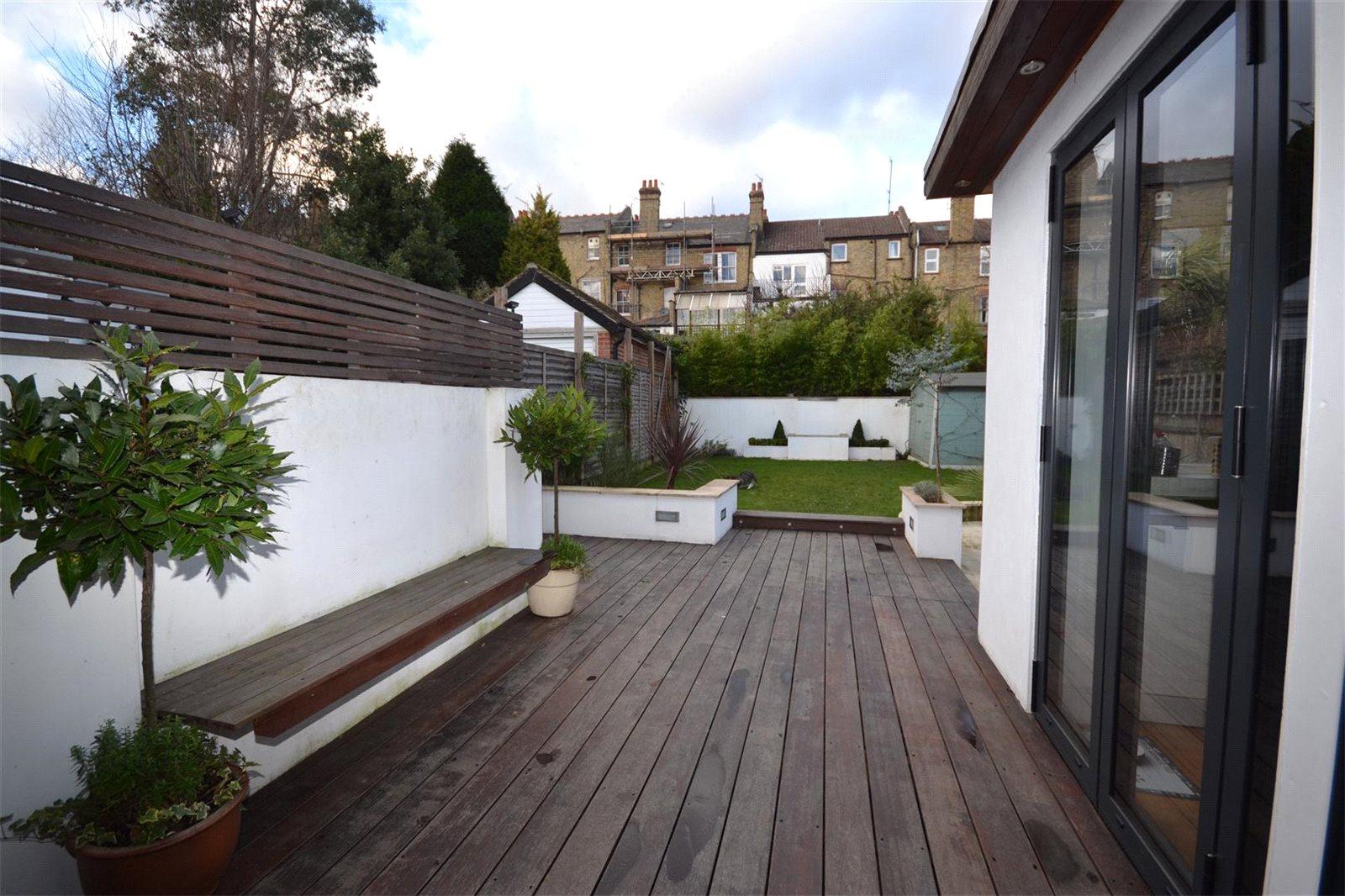 3 bedroom Semi-Detached House to rent - Martyn Gerrard