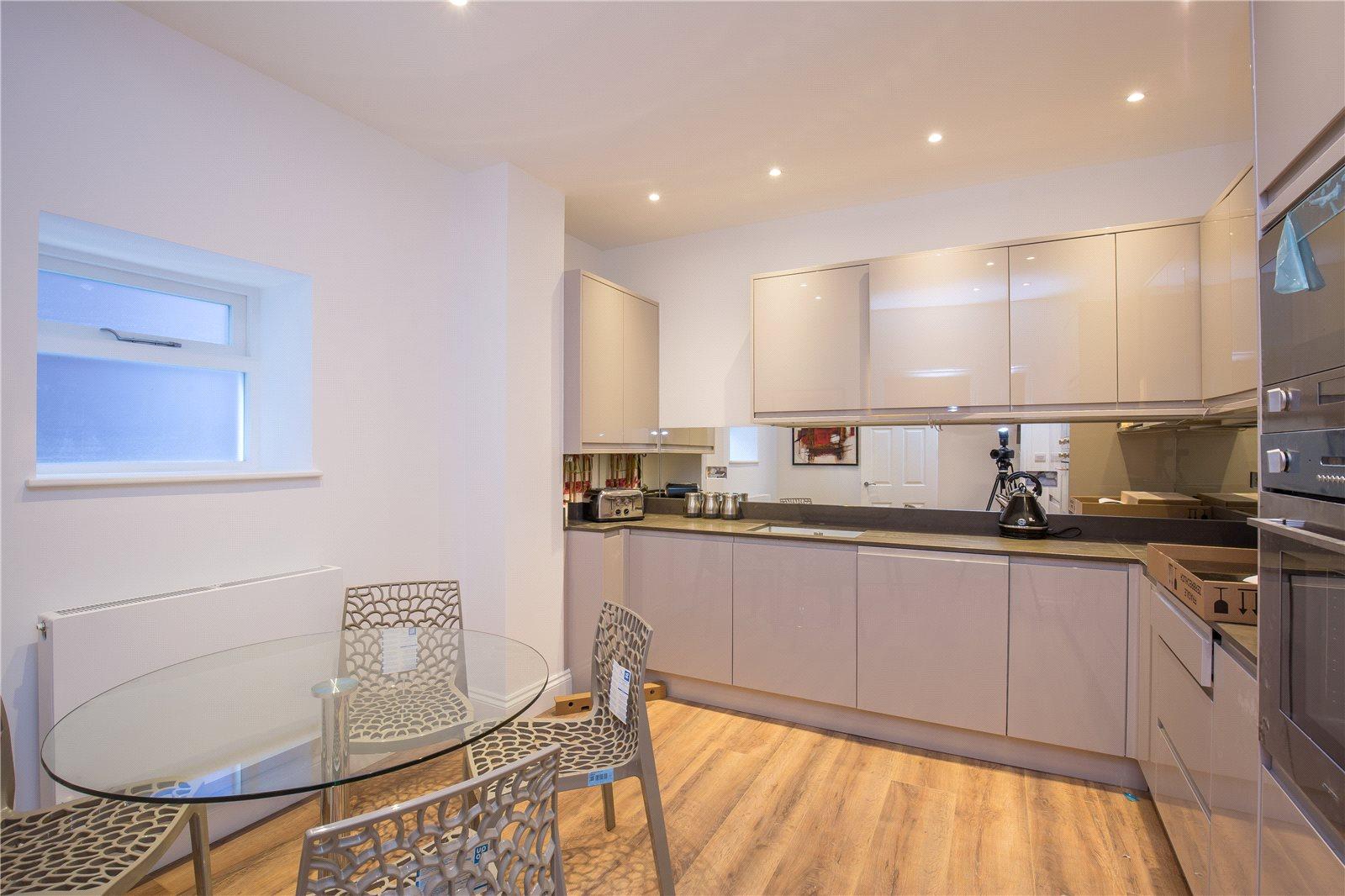 2 bedroom Apartment to rent - Martyn Gerrard