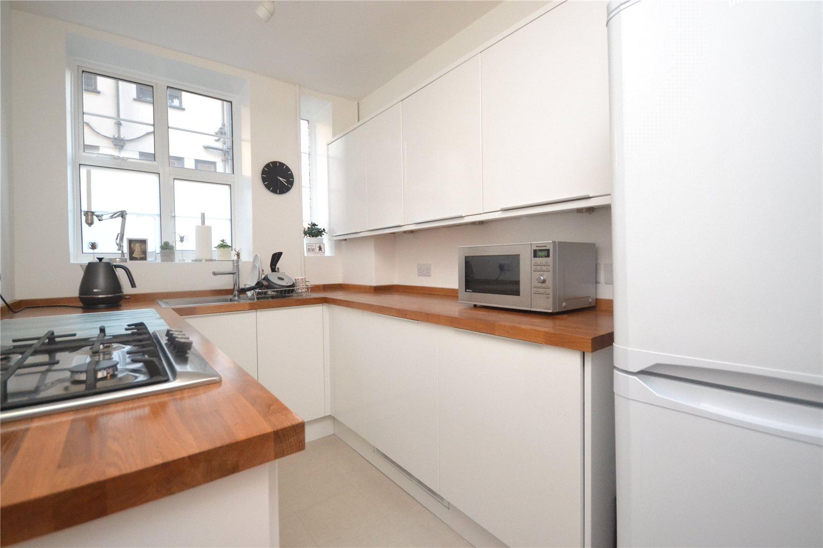 2 bedroom Ground Floor Flat to rent - Martyn Gerrard