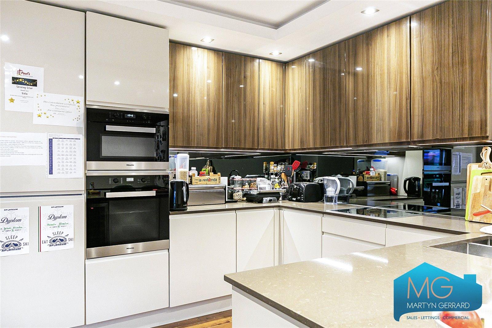 3 bedroom Apartment to rent - Martyn Gerrard