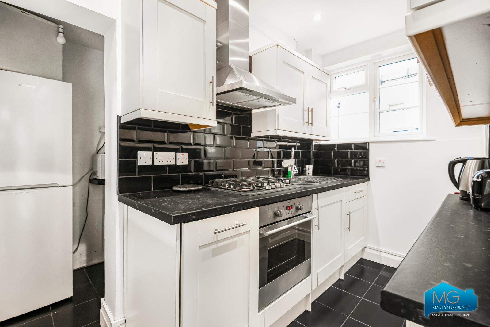2 bedroom Ground Floor Flat to rent - Martyn Gerrard