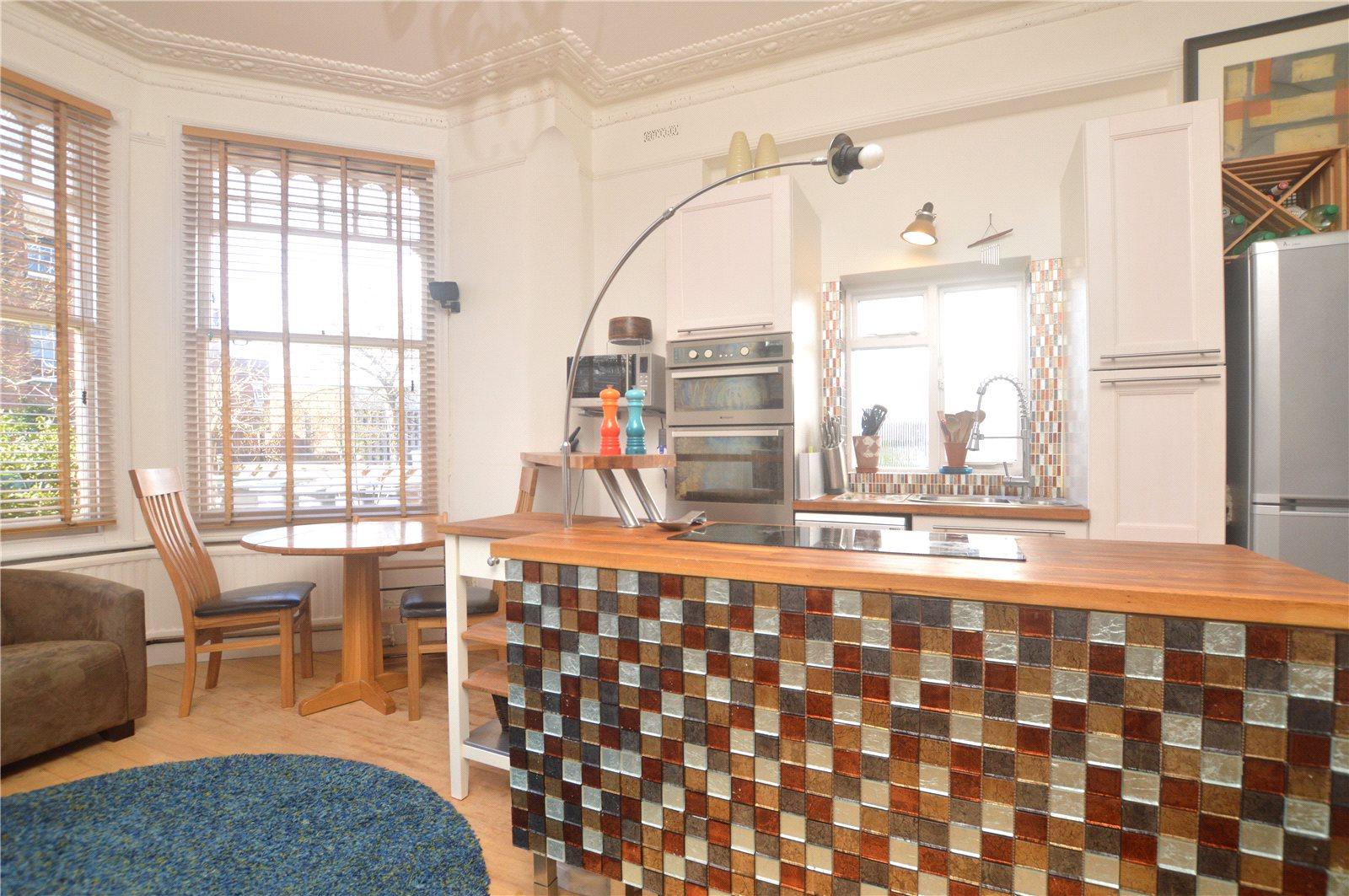 2 bedroom Ground Floor Flat to rent - Martyn Gerrard