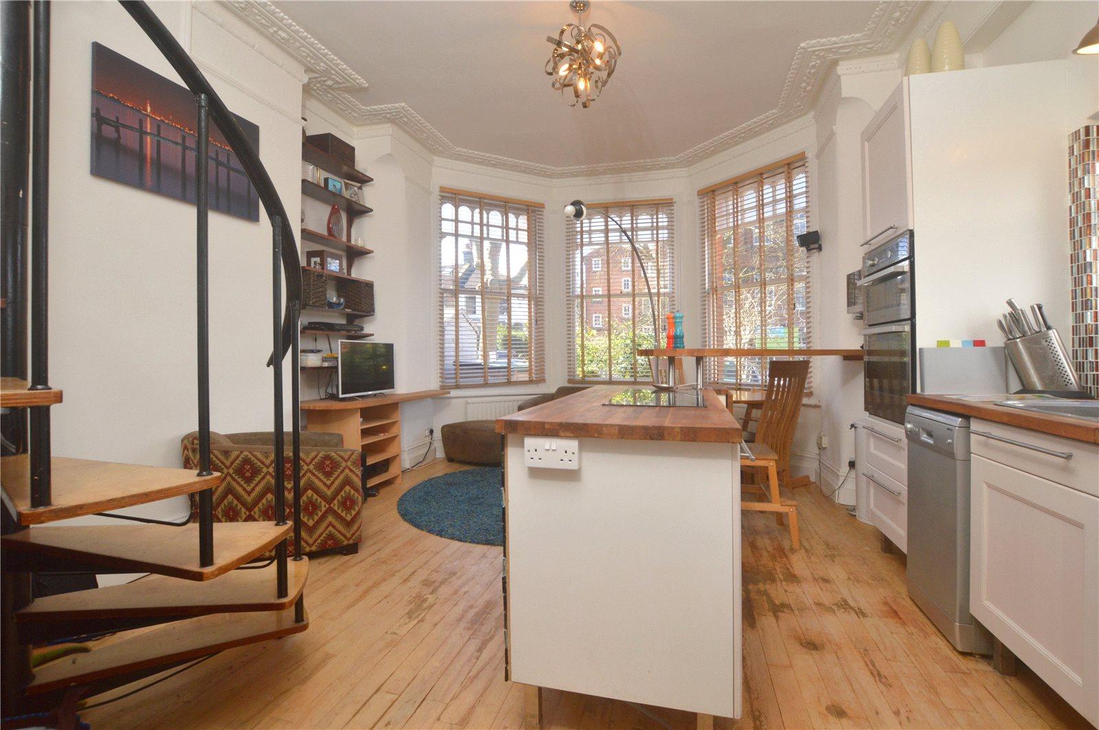 2 bedroom Ground Floor Flat to rent - Martyn Gerrard