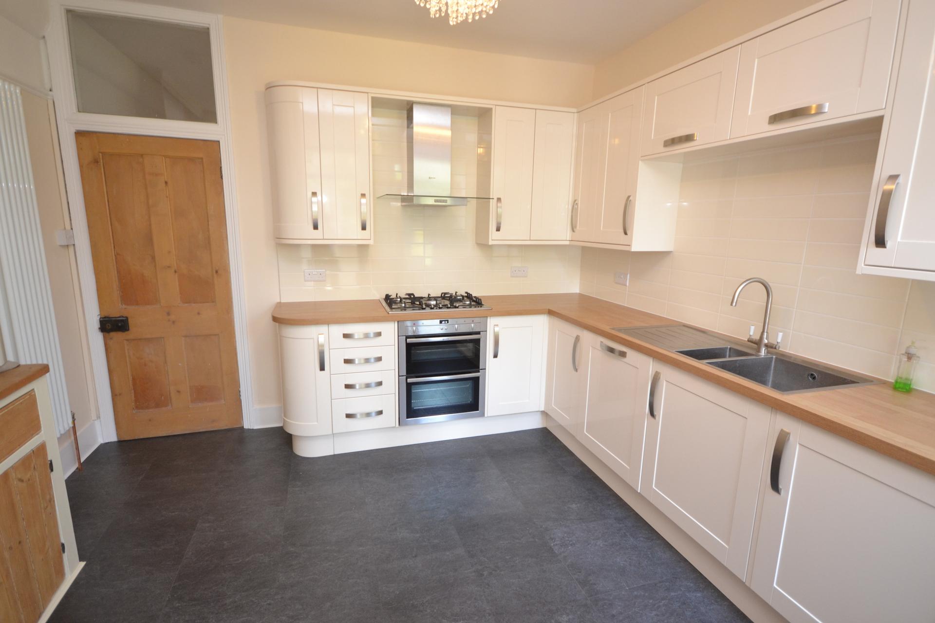 3 bedroom Apartment to rent - Martyn Gerrard