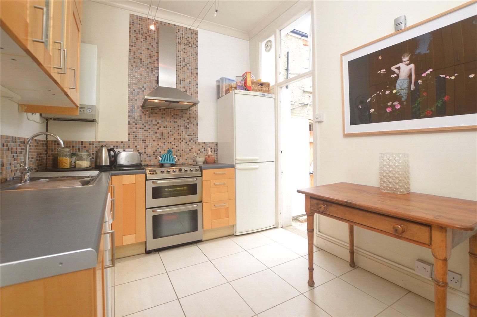 2 bedroom Apartment to rent - Martyn Gerrard
