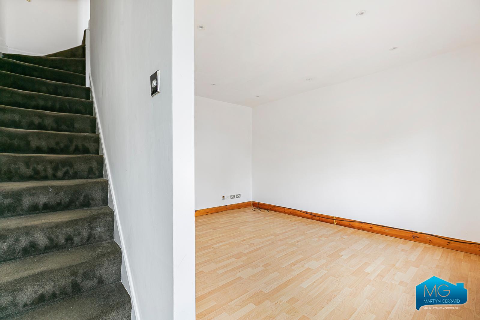2 bedroom House to rent - Martyn Gerrard