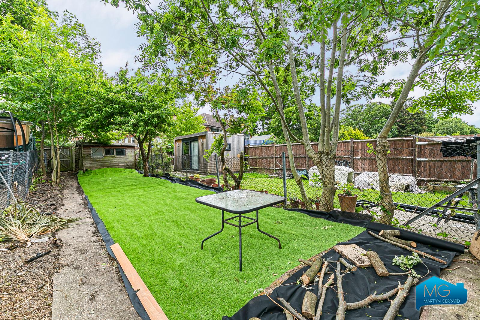 2 bedroom House to rent - Martyn Gerrard