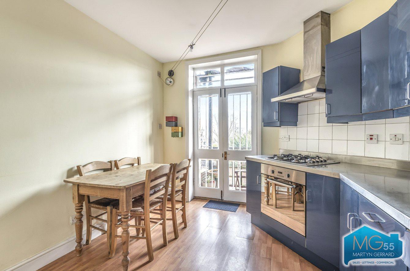 2 bedroom Apartment to rent - Martyn Gerrard