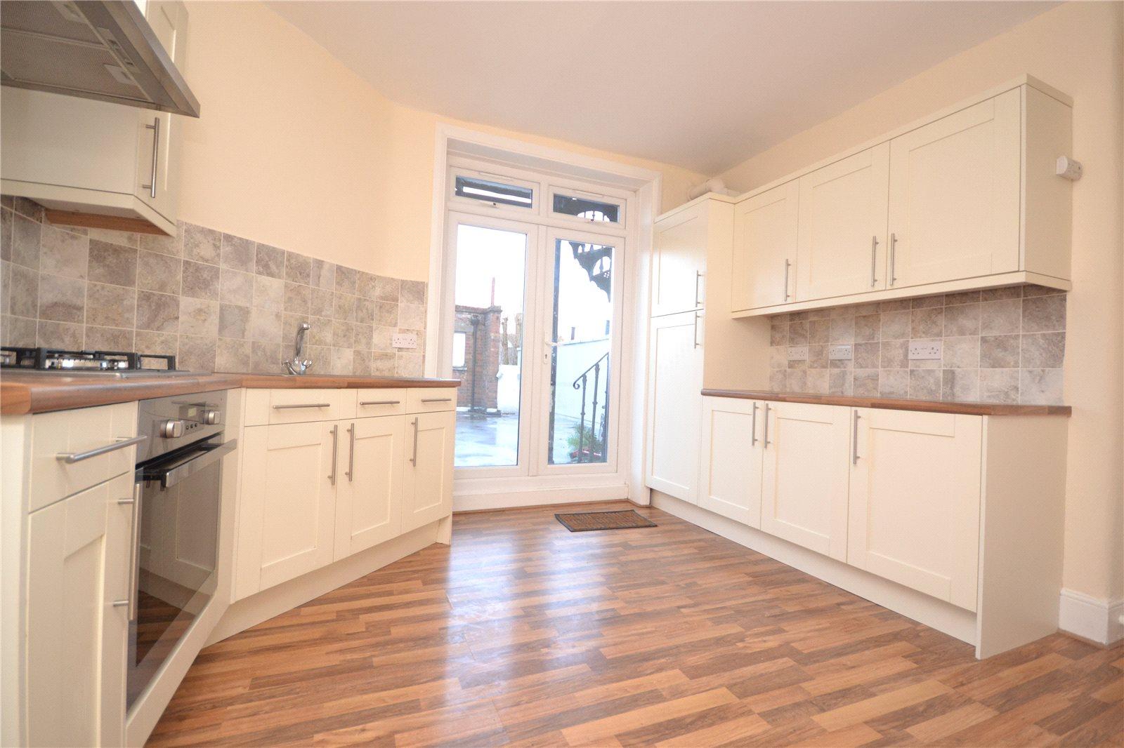 2 bedroom Apartment to rent - Martyn Gerrard