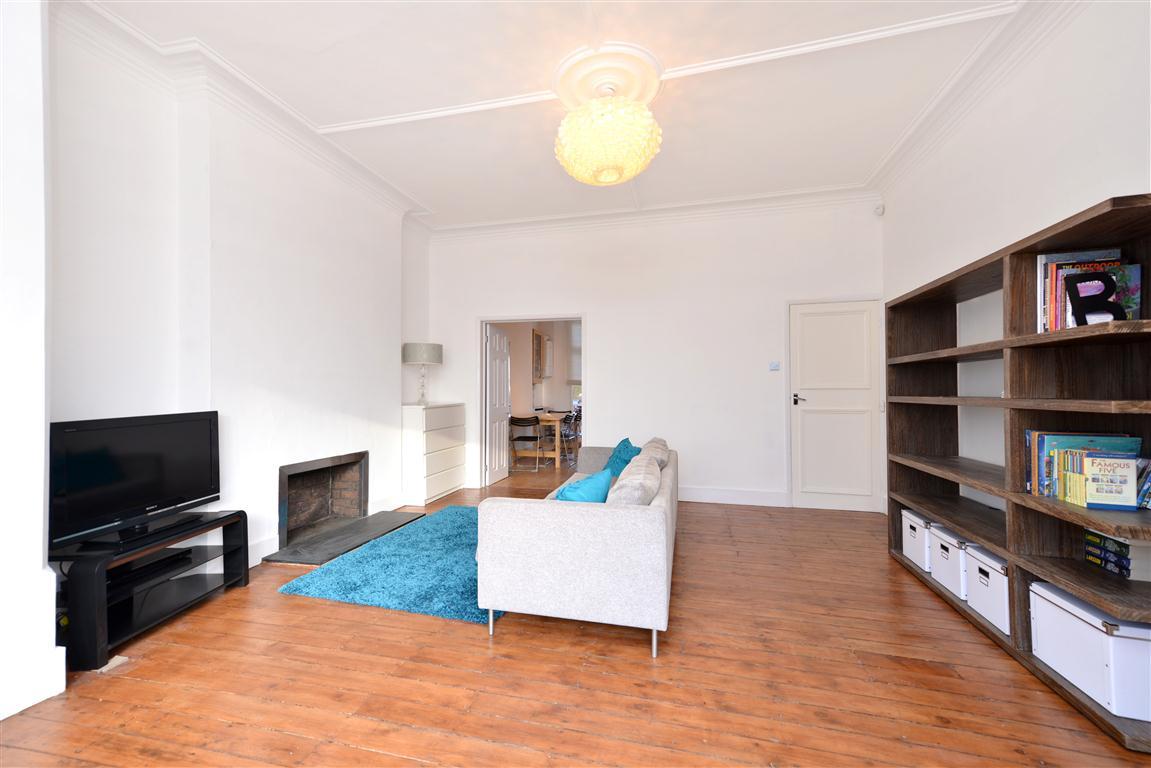 2 bedroom Ground Floor Flat to rent - Martyn Gerrard