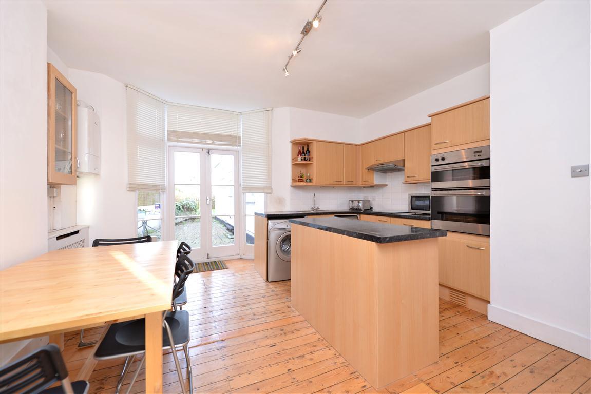 2 bedroom Ground Floor Flat to rent - Martyn Gerrard
