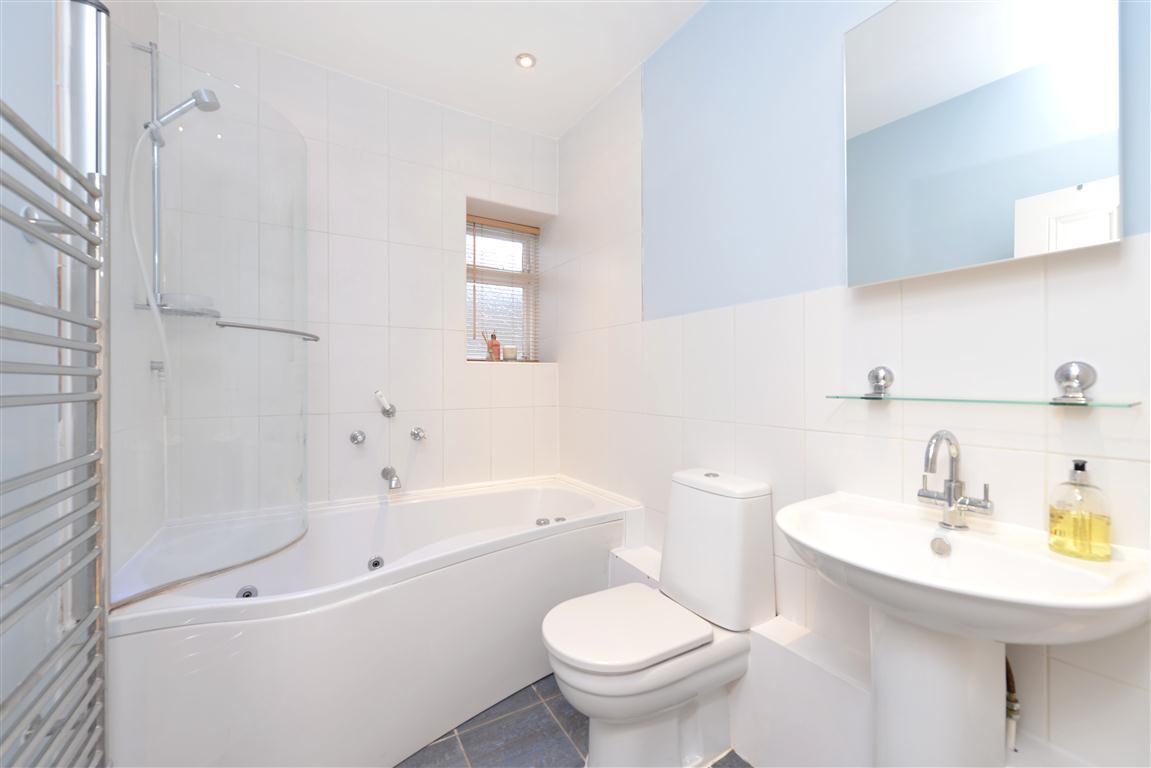 2 bedroom Ground Floor Flat to rent - Martyn Gerrard