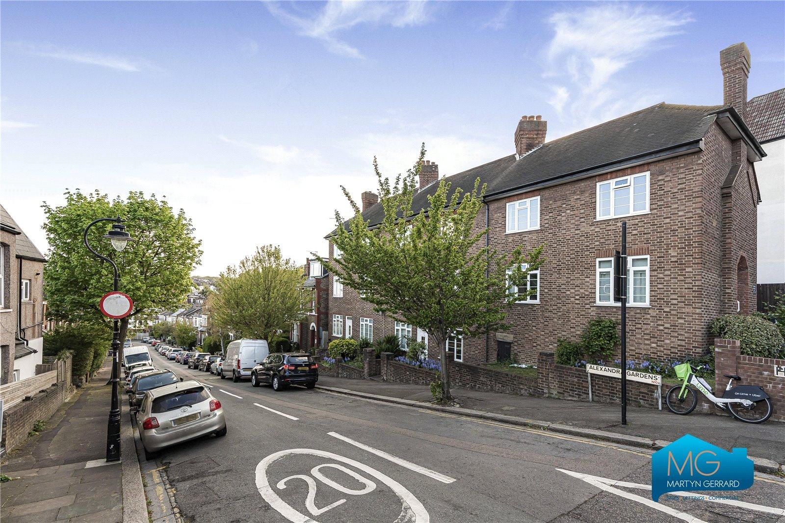 2 bedroom Ground Floor Flat to rent - Martyn Gerrard