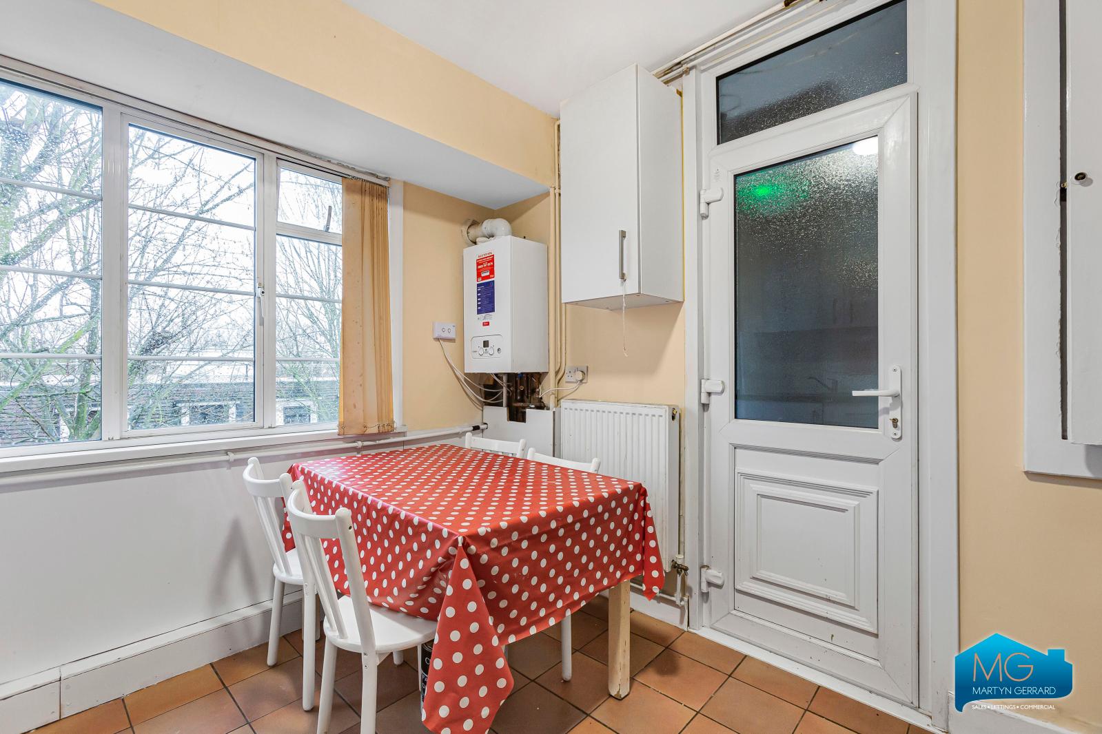 2 bedroom Apartment to rent - Martyn Gerrard