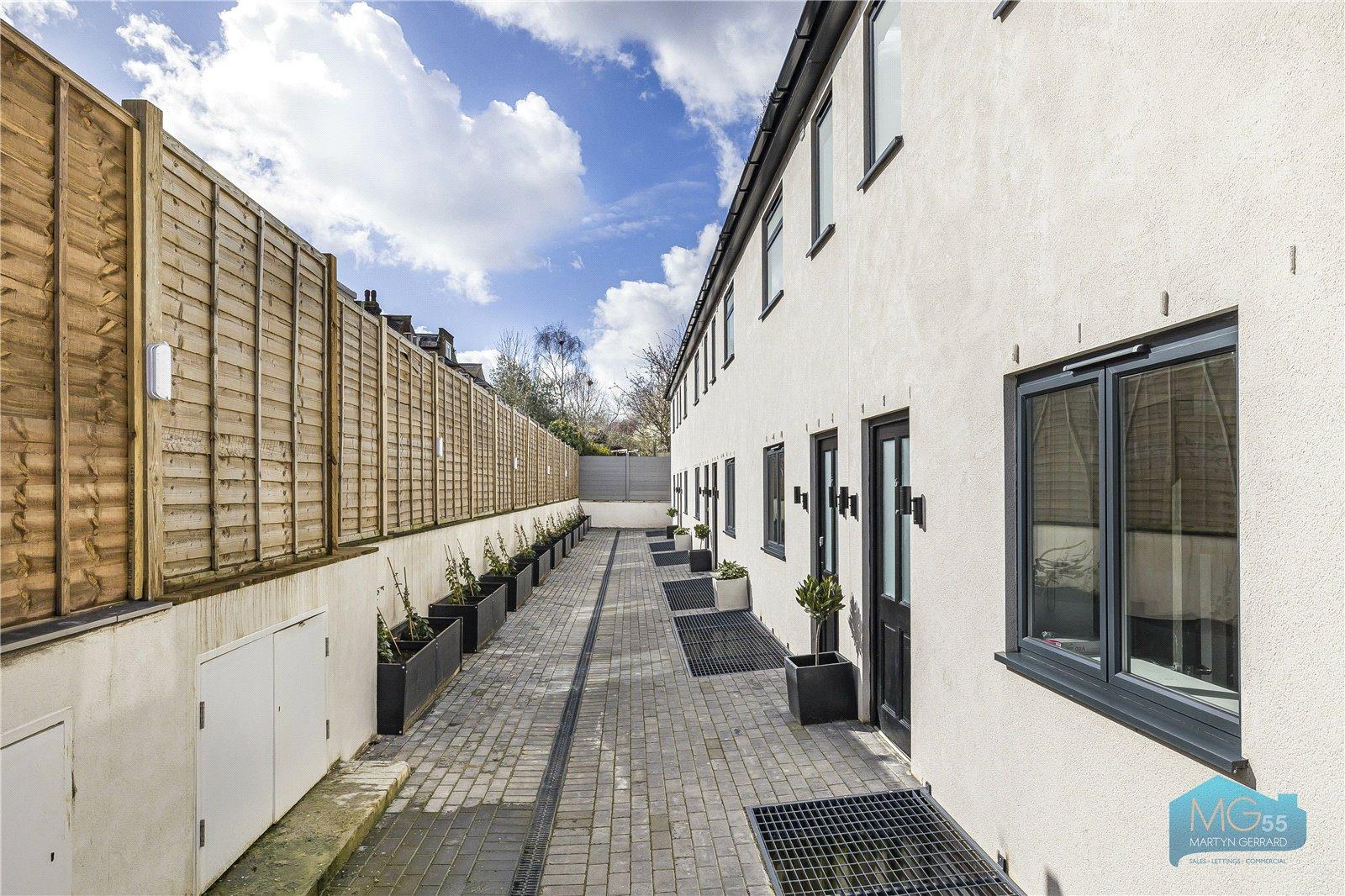 2 bedroom Semi-Detached House to rent - Martyn Gerrard