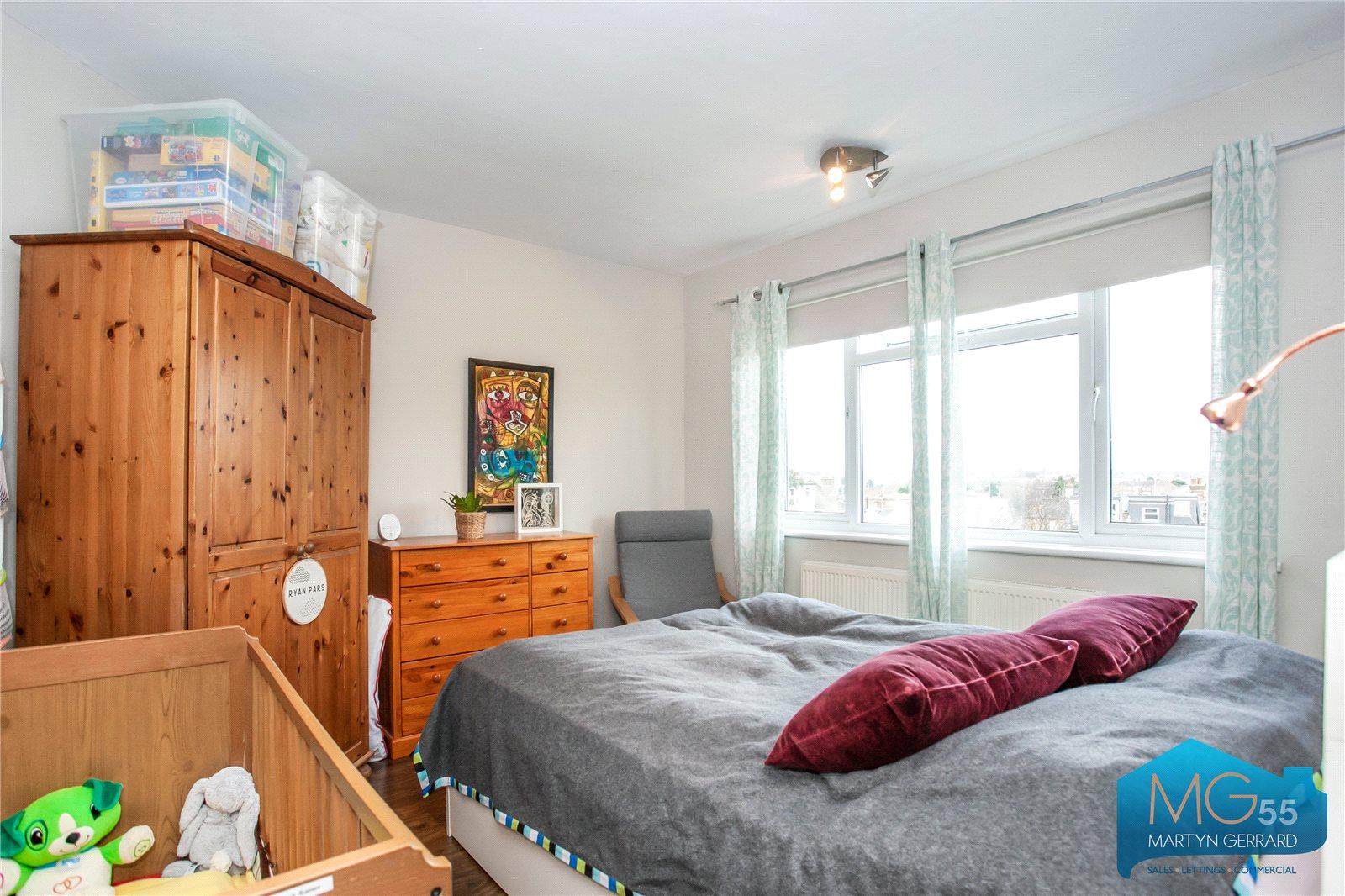 4 bedroom Semi-Detached House to rent - Martyn Gerrard