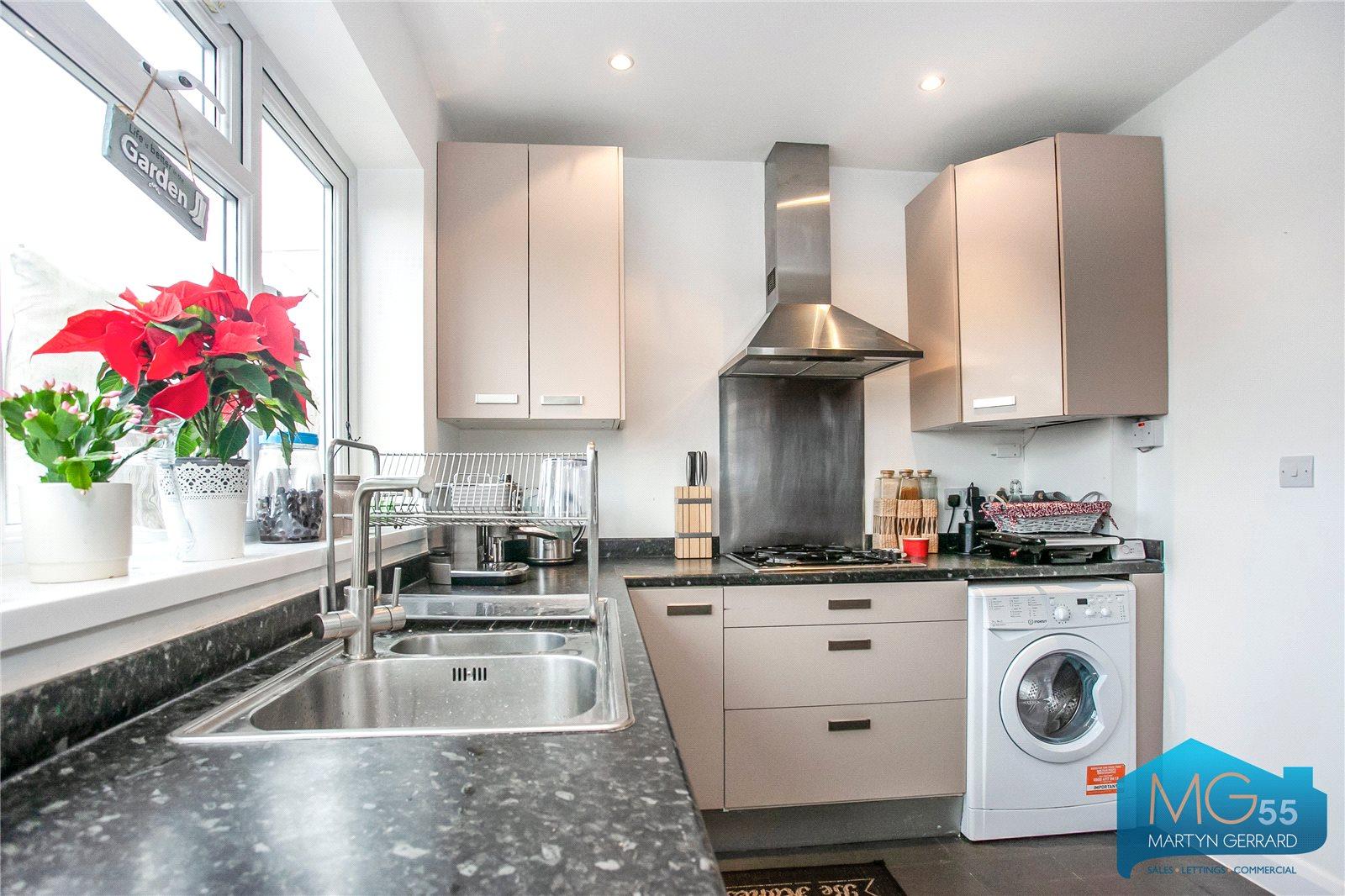 4 bedroom Semi-Detached House to rent - Martyn Gerrard