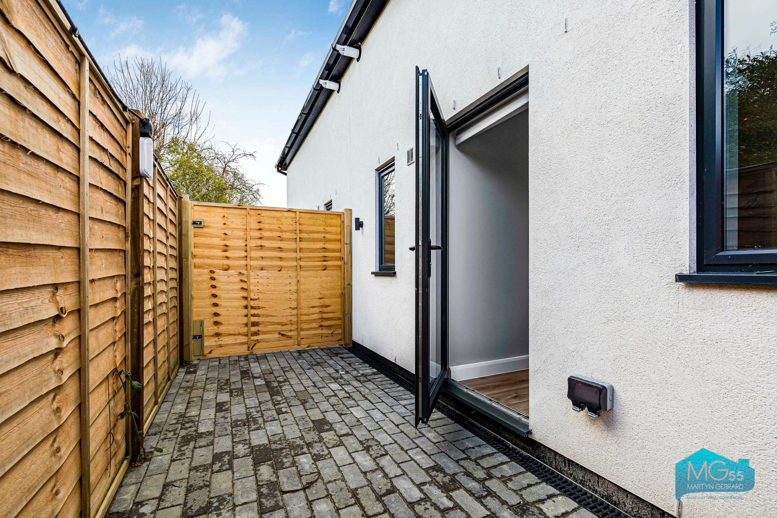 2 bedroom House to rent - Martyn Gerrard
